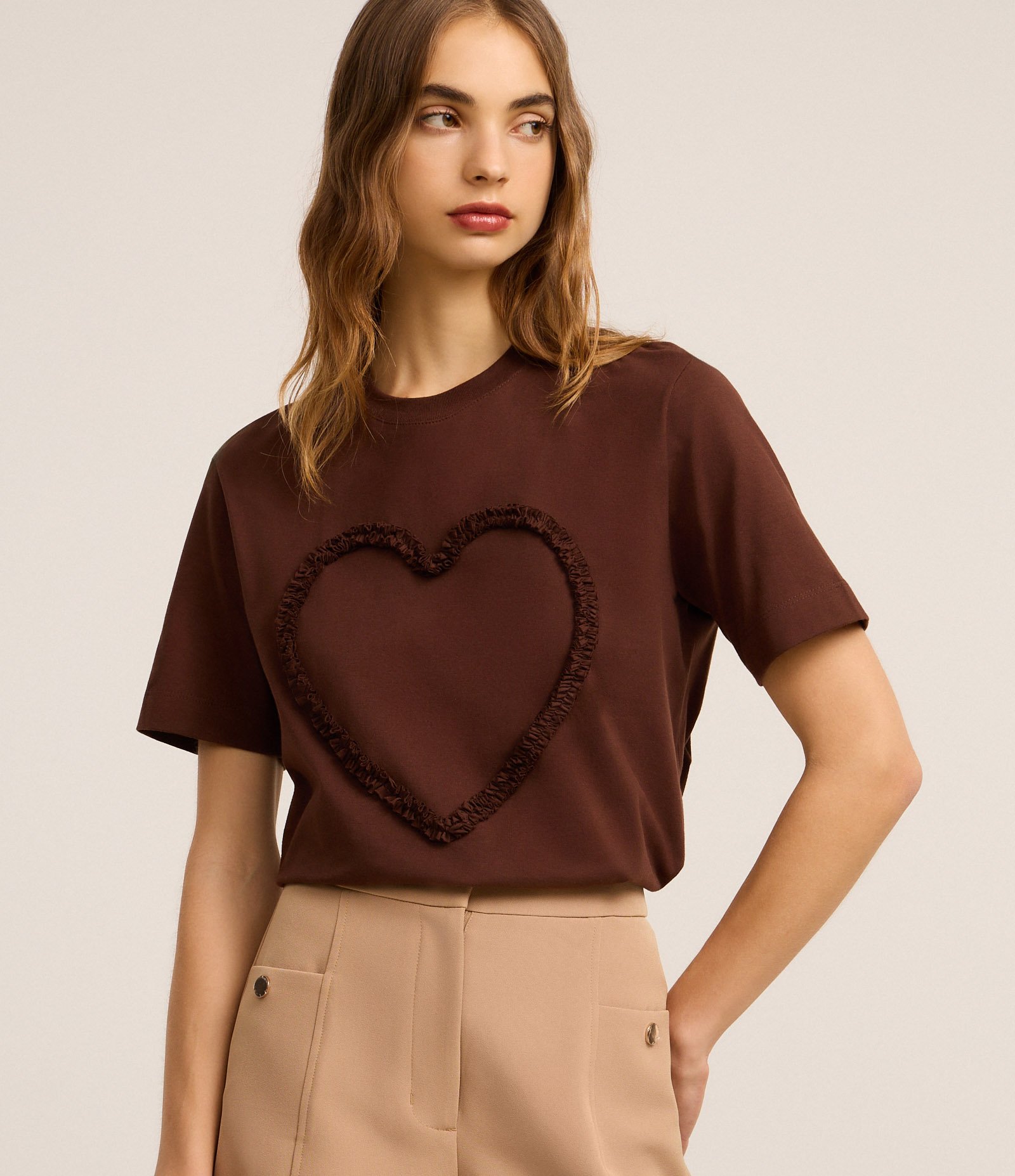 Camiseta em Algodão com Babado de Coração Marrom 1