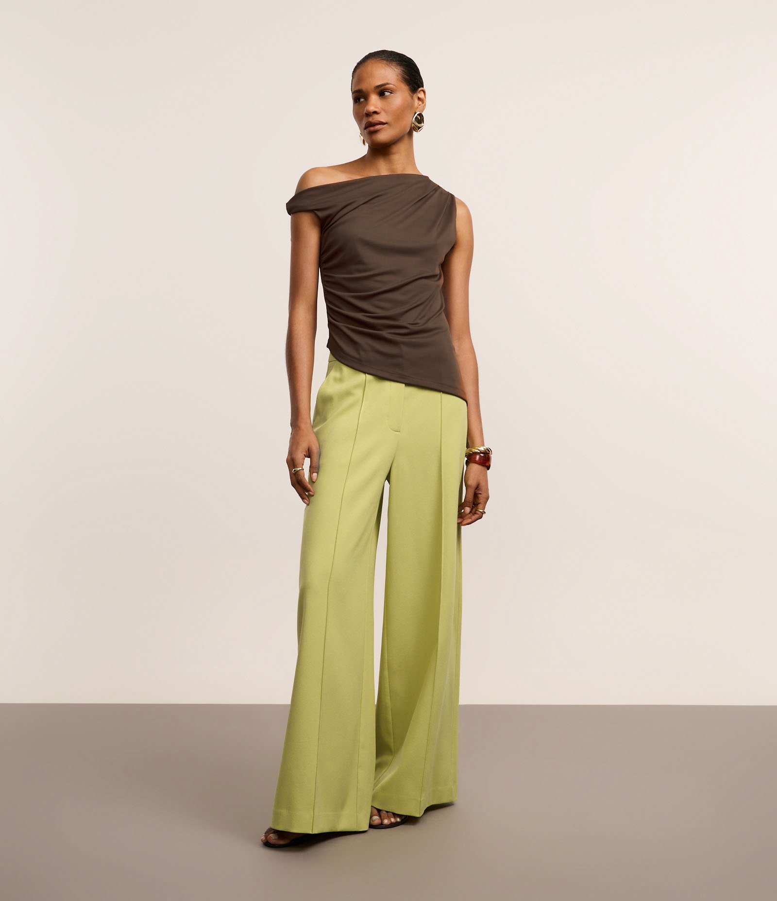 Blusa em Microfibra com Decote Ombro Só e Franzidos Marrom 2