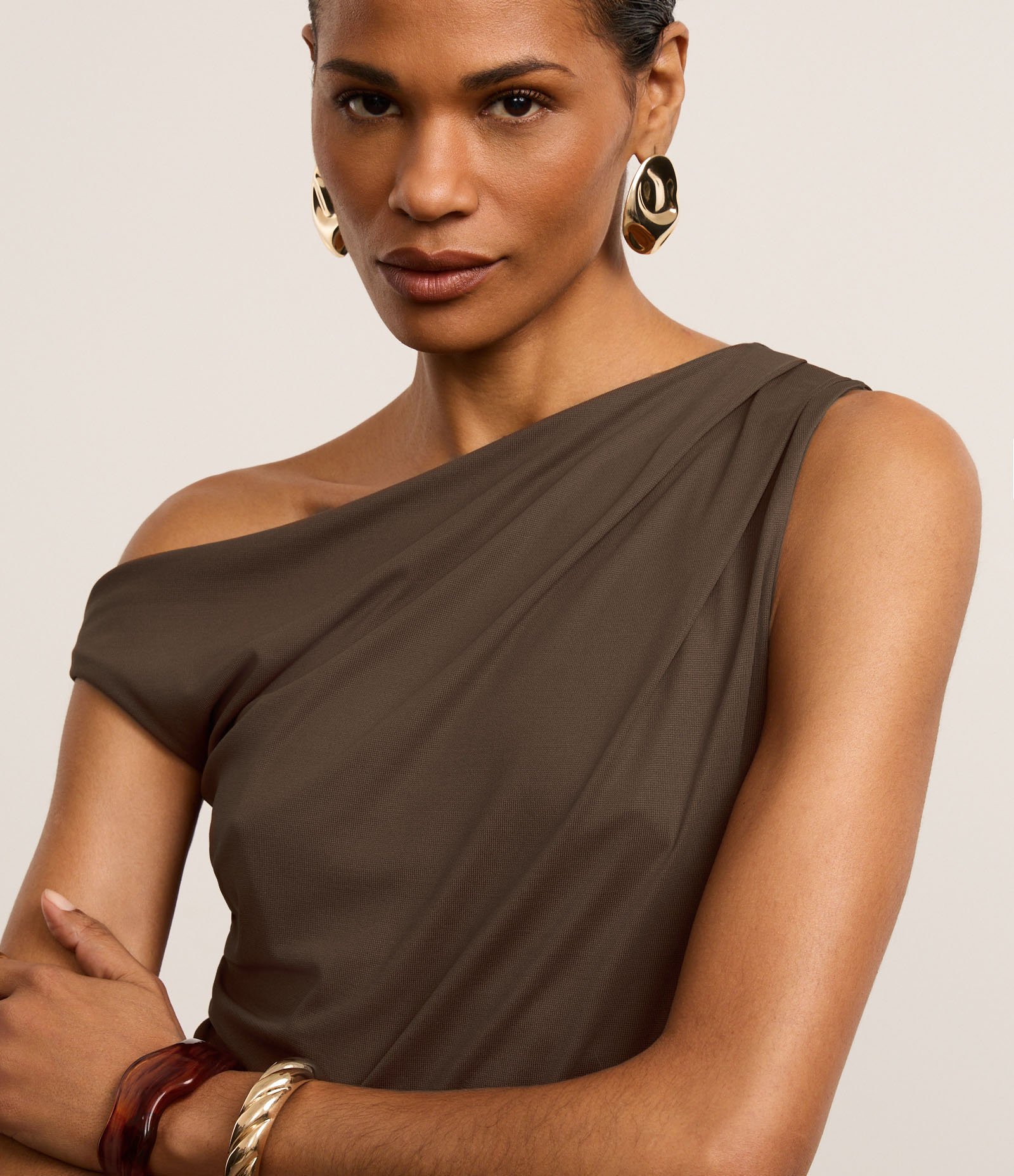 Blusa em Microfibra com Decote Ombro Só e Franzidos Marrom 3