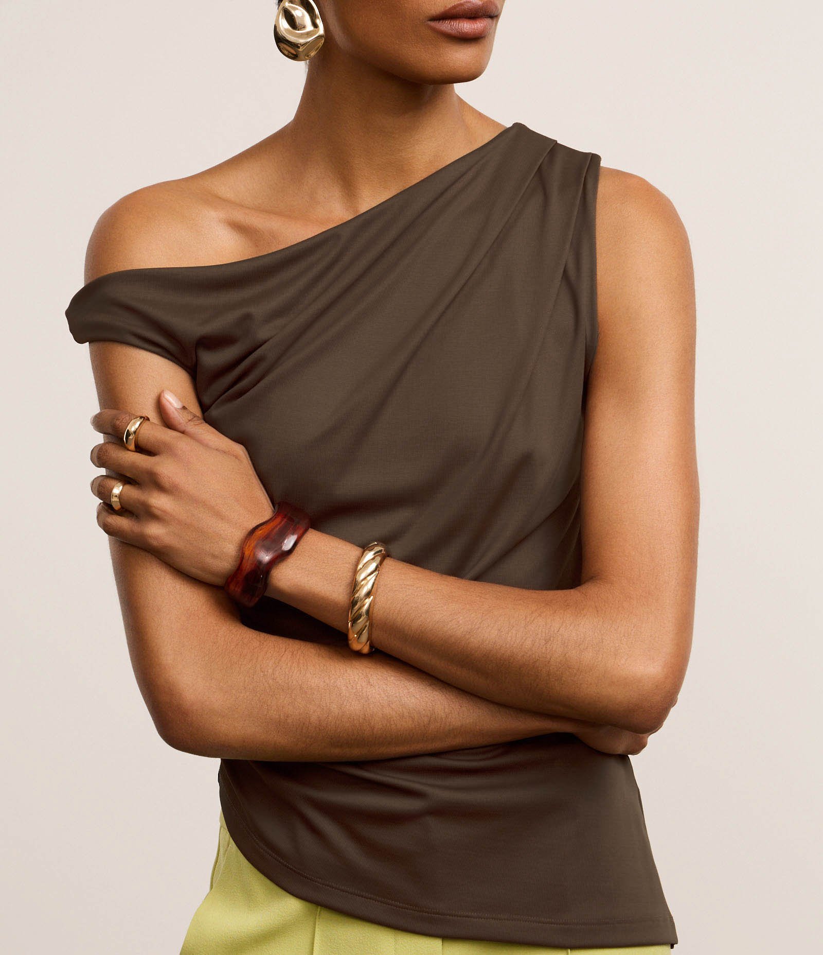 Blusa em Microfibra com Decote Ombro Só e Franzidos Marrom 4