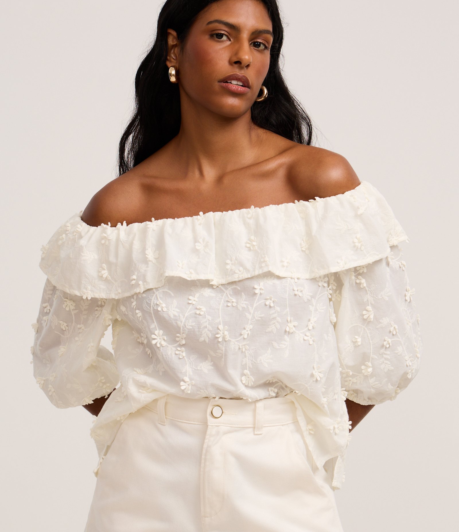 Blusa Ombro a Ombro com Babado e Bordado Floral Branco 1