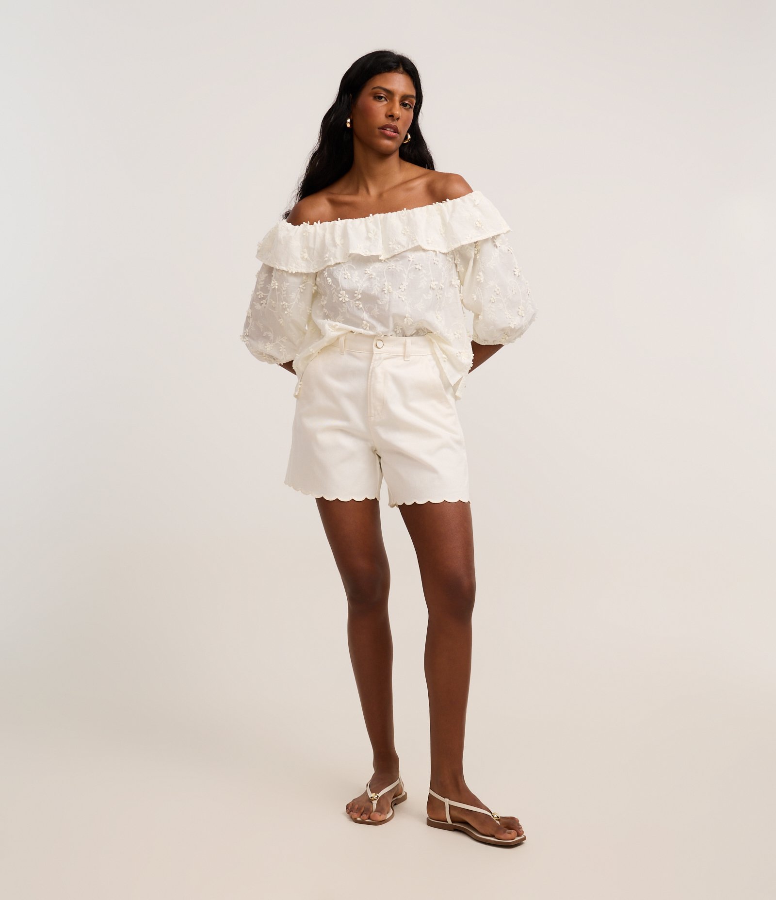 Blusa Ombro a Ombro com Babado e Bordado Floral Branco 2