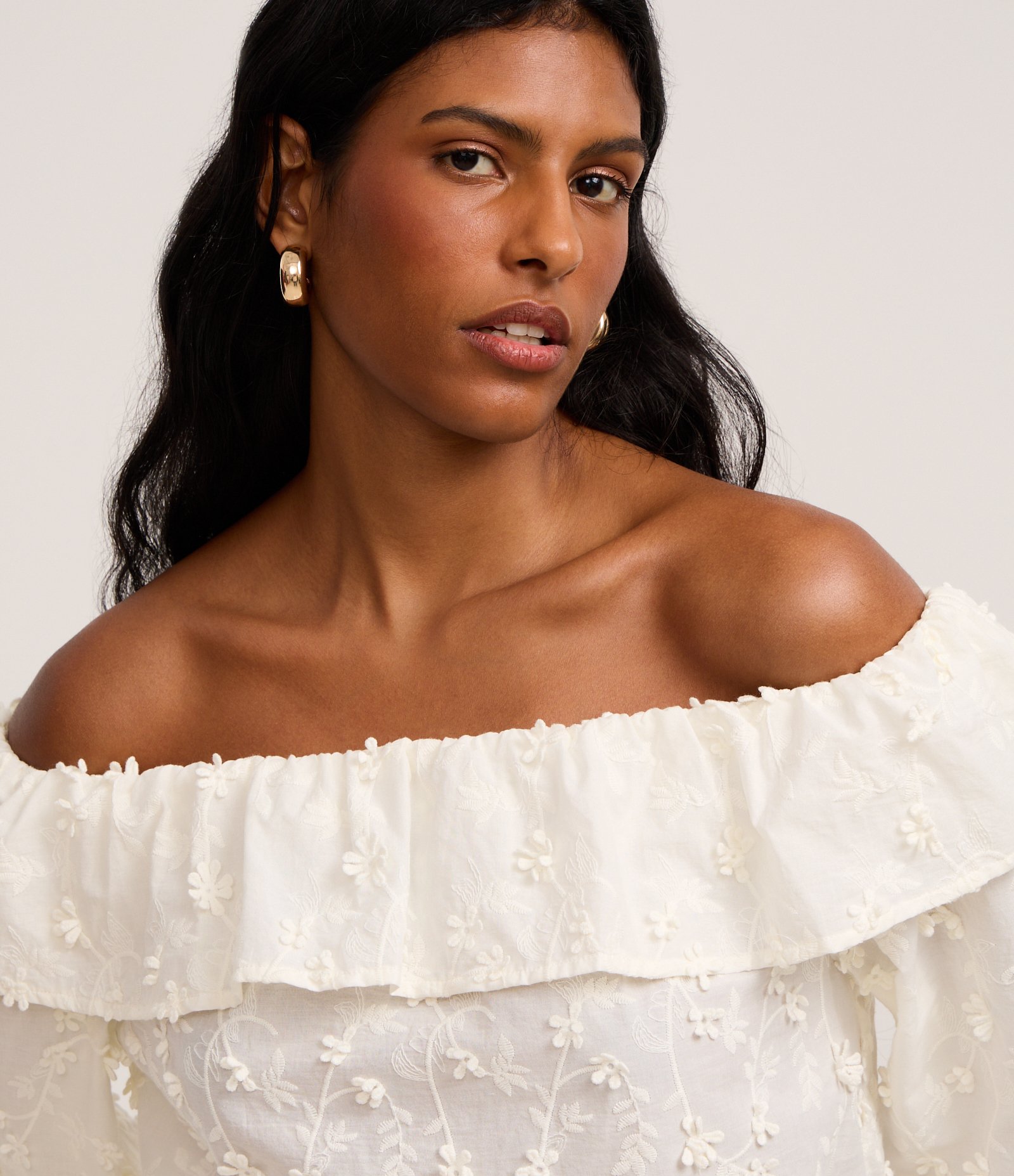 Blusa Ombro a Ombro com Babado e Bordado Floral Branco 3