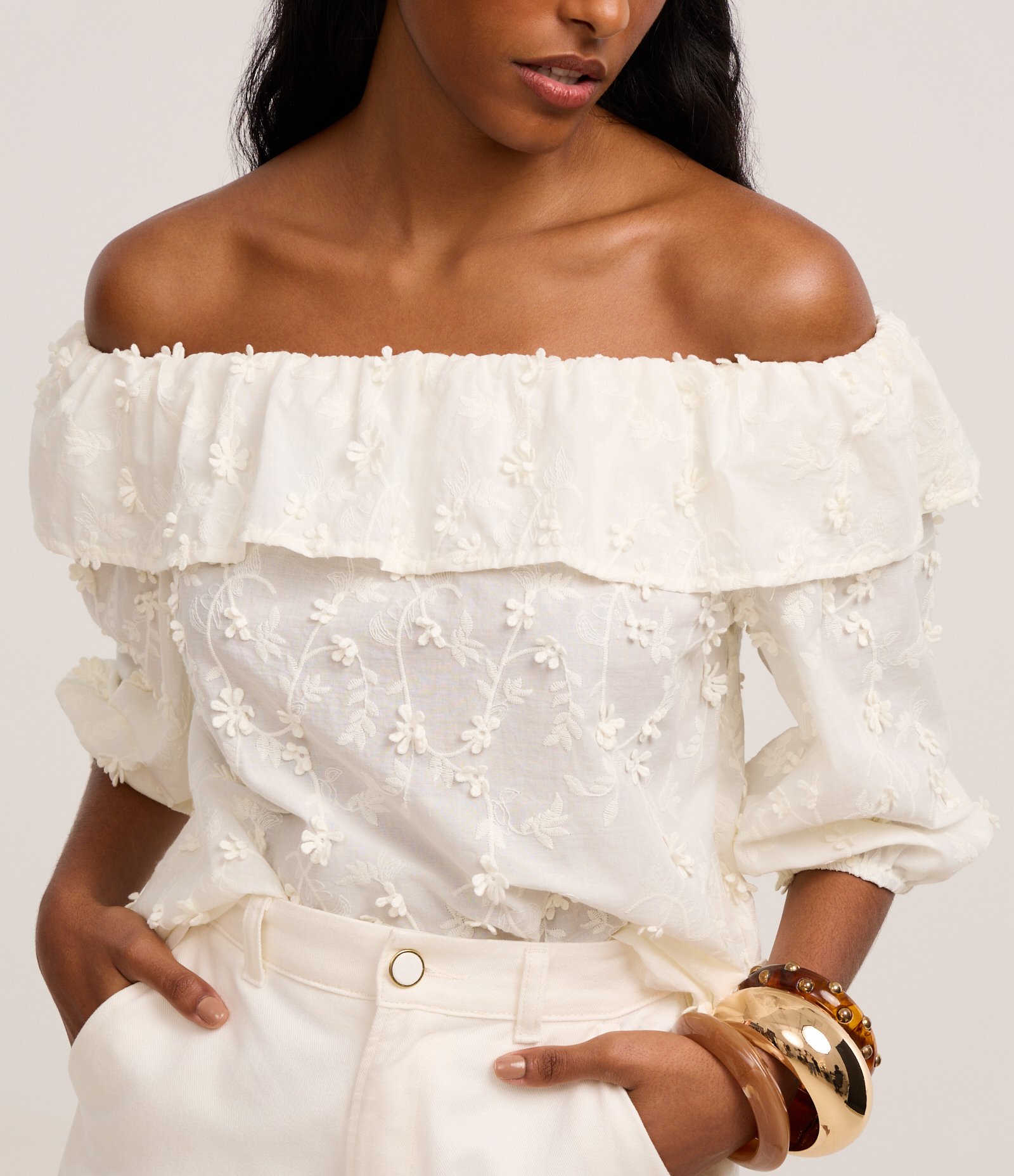 Blusa Ombro a Ombro com Babado e Bordado Floral Branco 4