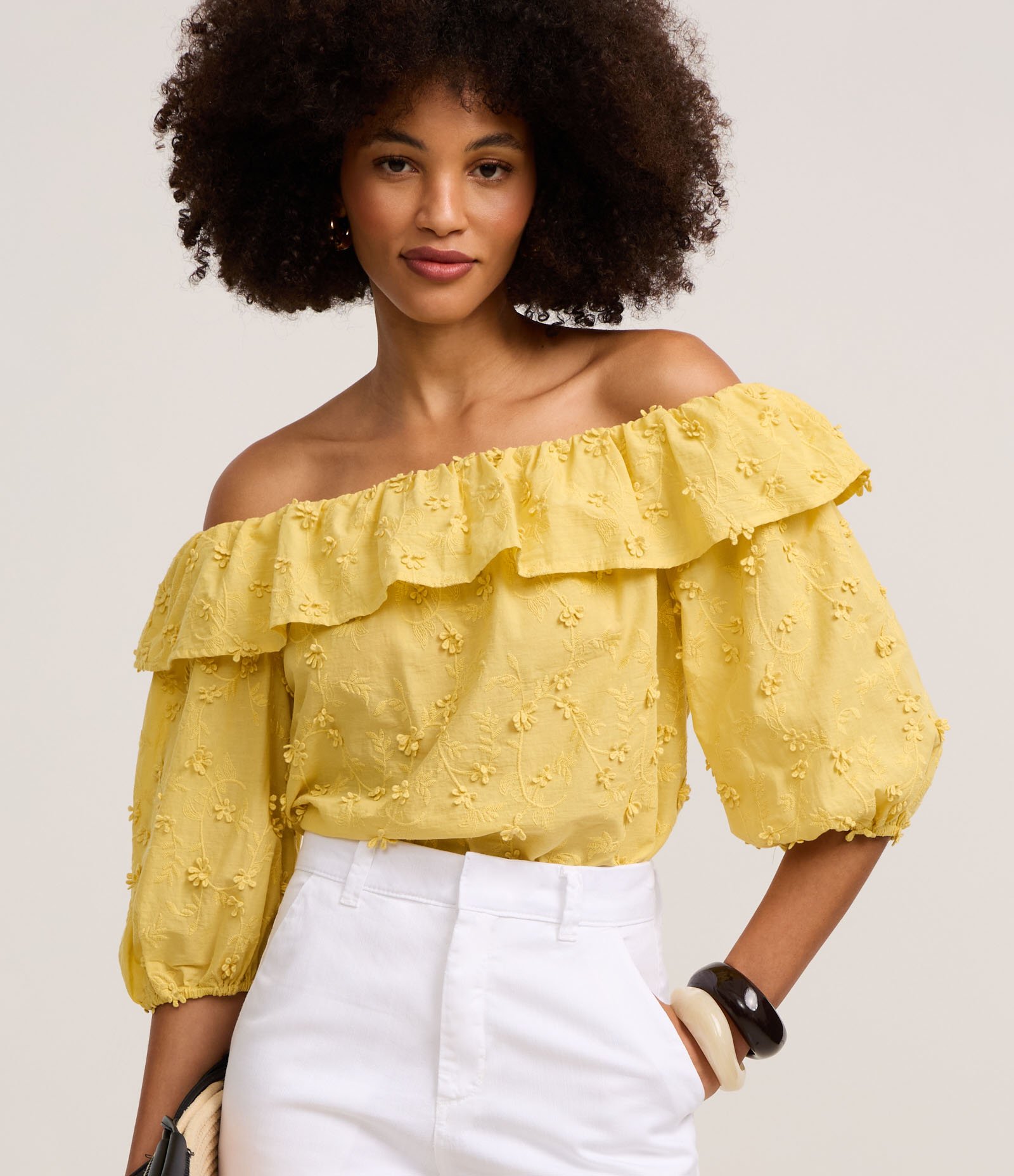 Blusa Ombro a Ombro com Babado e Bordado Floral Amarelo 1