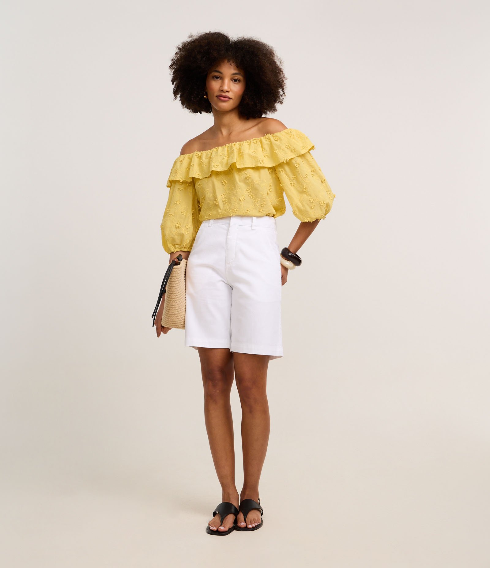 Blusa Ombro a Ombro com Babado e Bordado Floral Amarelo 2