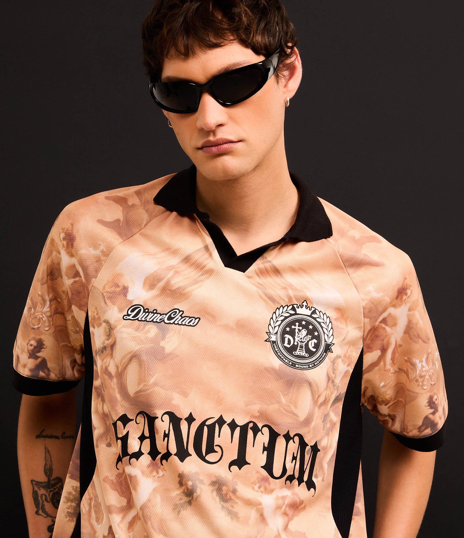 Camiseta Oversized Sportcore com Estampa Angelical e Lettering Bege 4