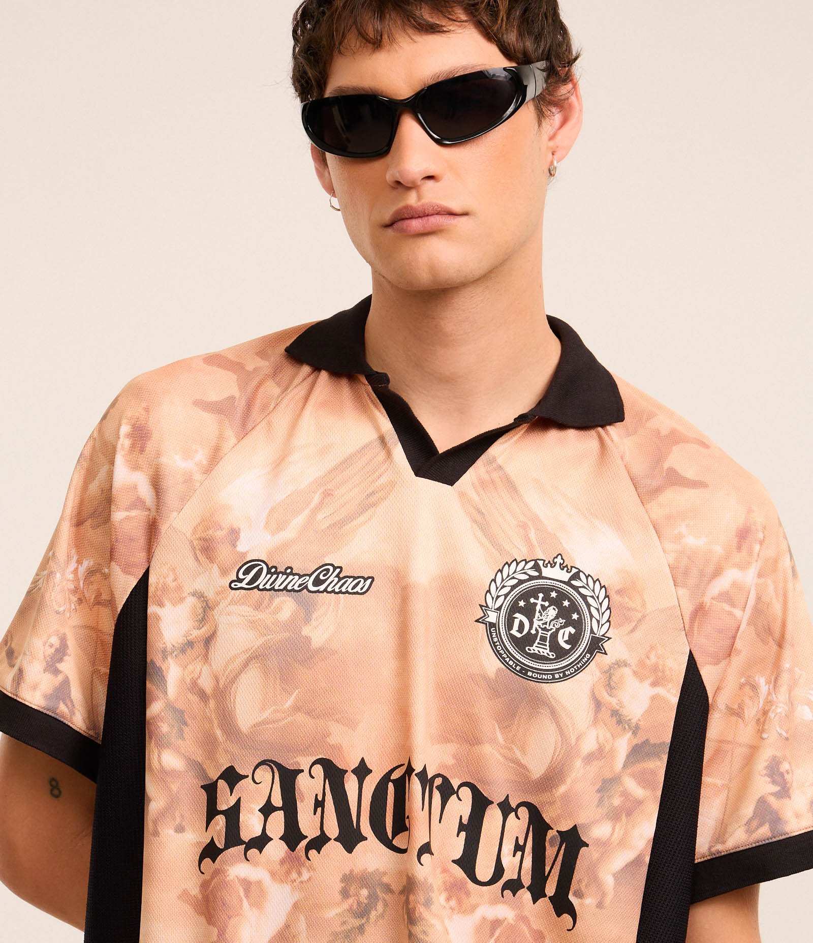 Camiseta Oversized Sportcore com Estampa Angelical e Lettering Bege 6