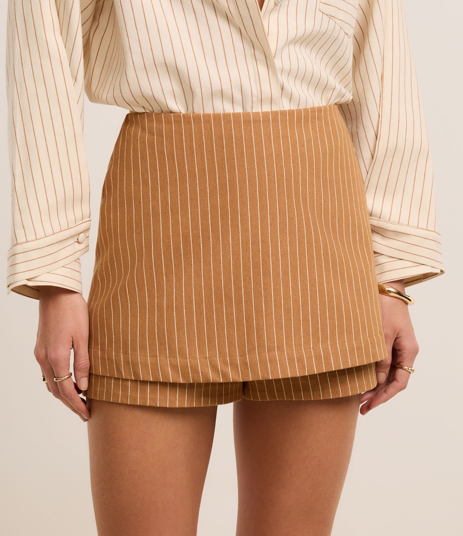 Short Saia Cintura Alta em Algodão com Listras Verticais Marrom 3