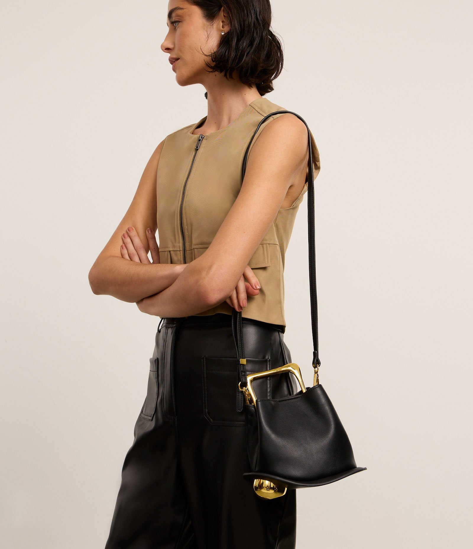 Bolsa Bucket Pequena com Alça de Mão em Metal Base Bola em Metal Preto 10