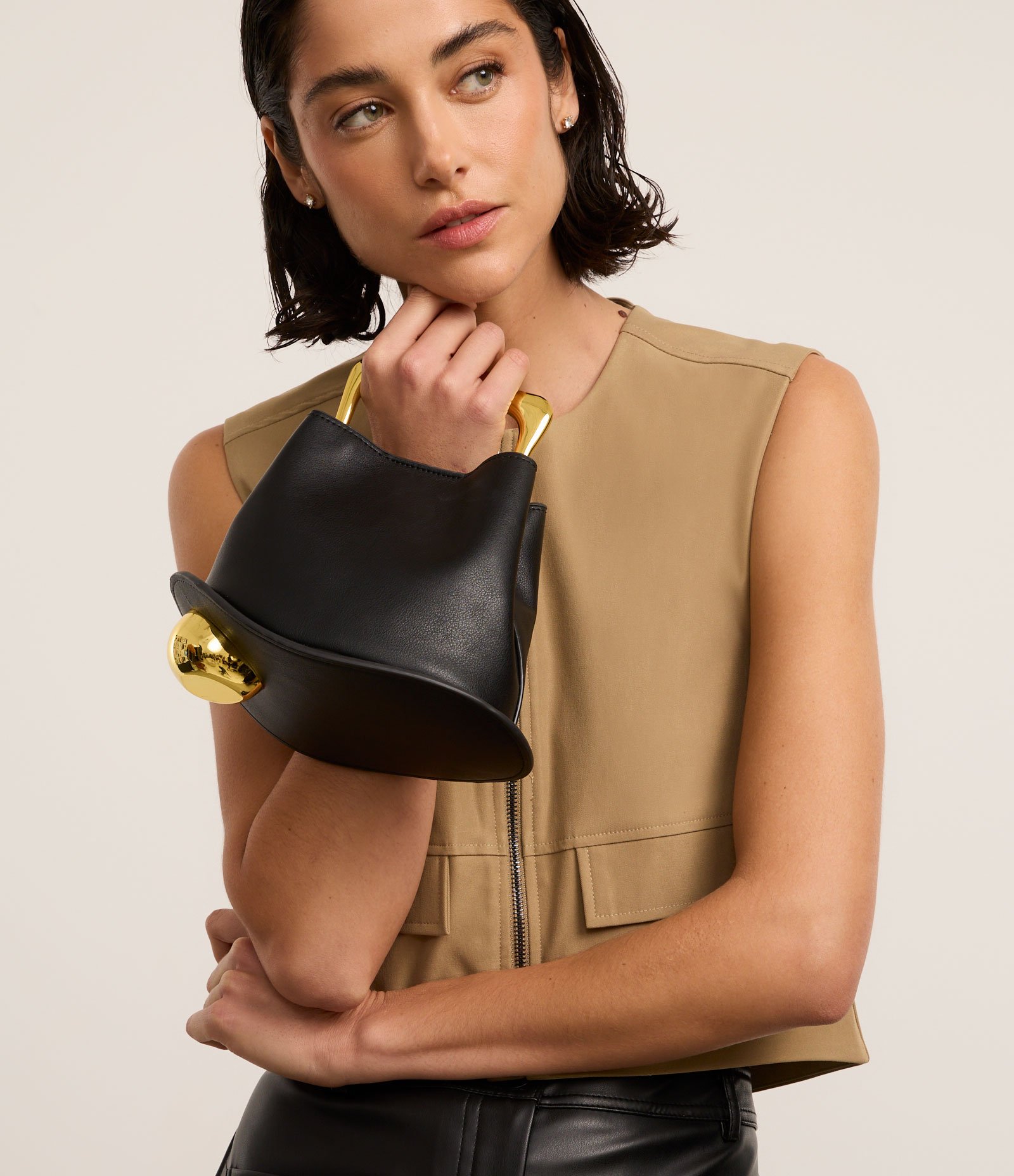 Bolsa Bucket Pequena com Alça de Mão em Metal Base Bola em Metal Preto 1