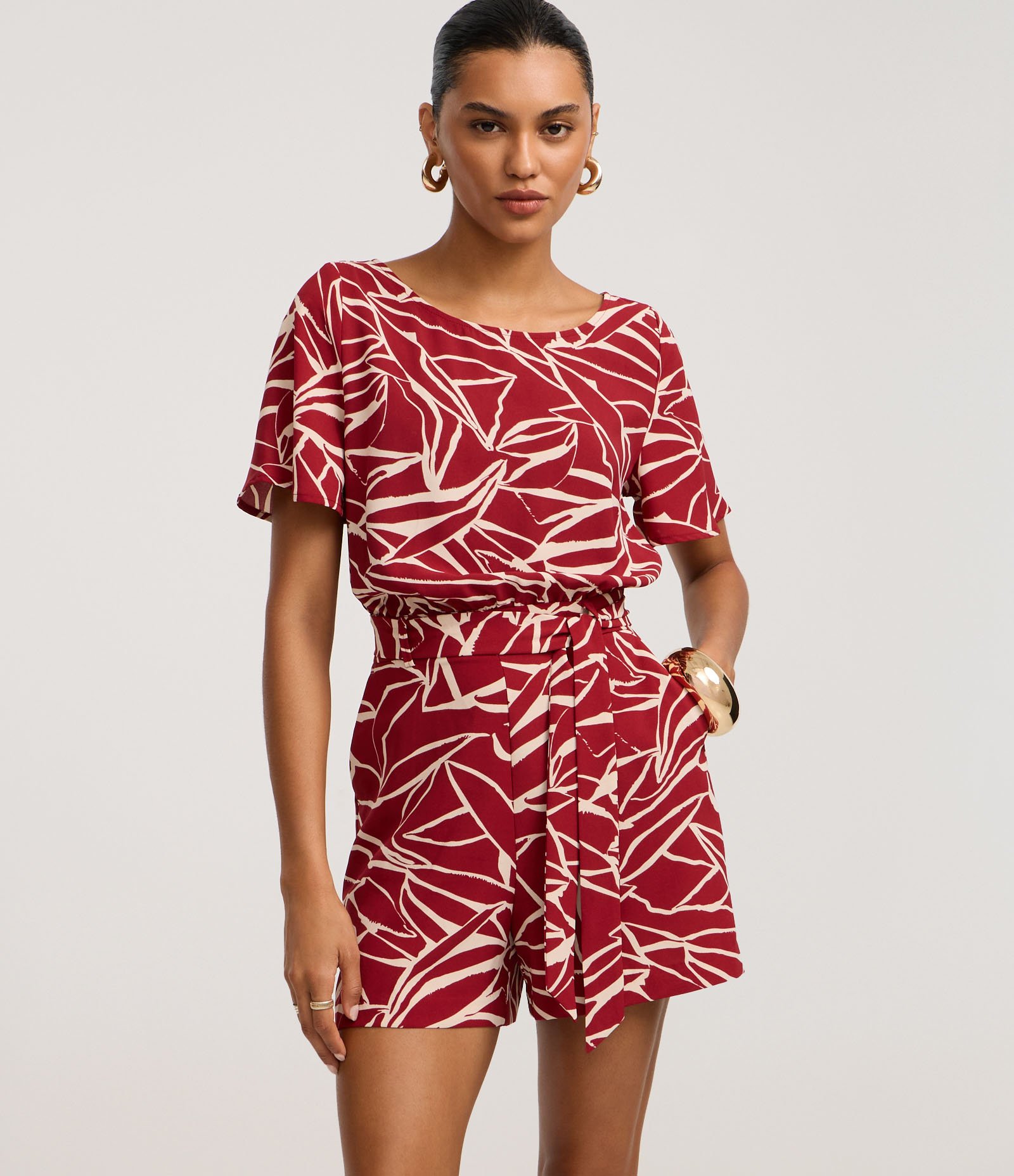Macaquinho em Airflow com Amarração e Estampa Abstrata Bordô/Bege 1