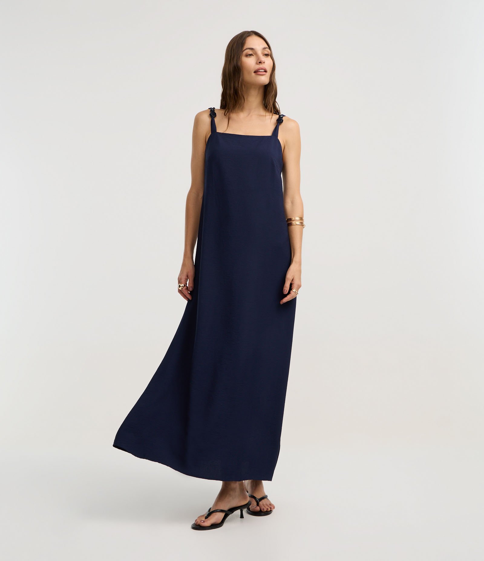 Vestido Evasê Midi em Viscose com Aviamento na Alça Azul Marinho 1