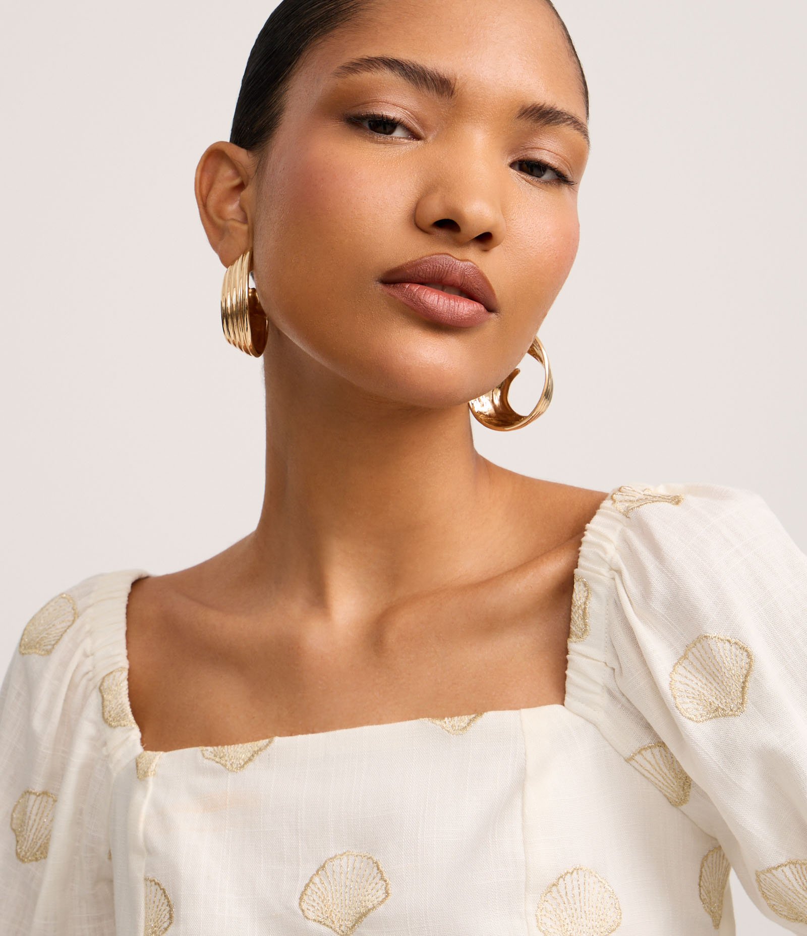 Blusa em Viscolinho com Manga Bufante e Bordado Conchas Branco 3