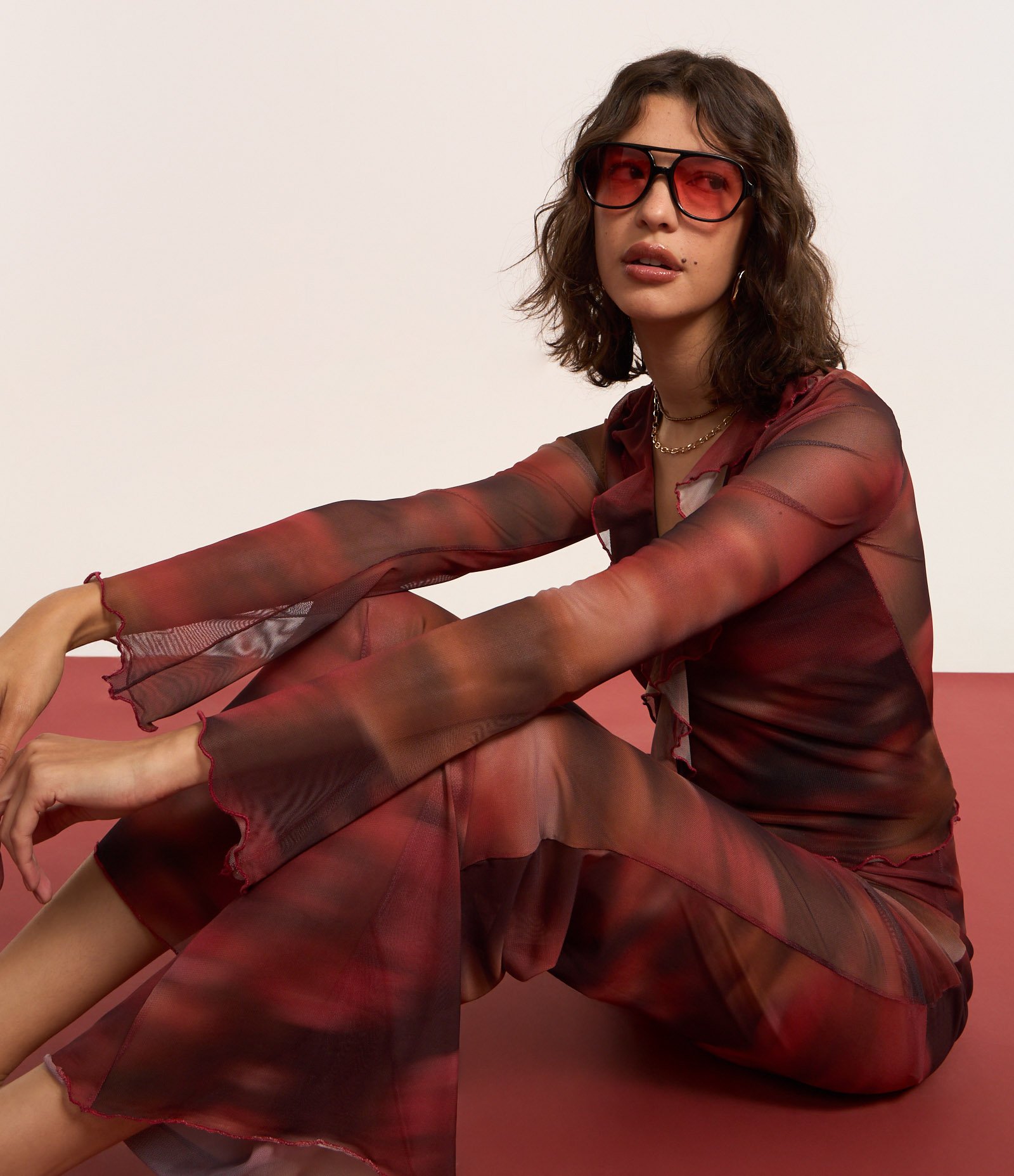 Blusa em Tule com Estampa Abstrata e Decote V com Babados Vermelho 3