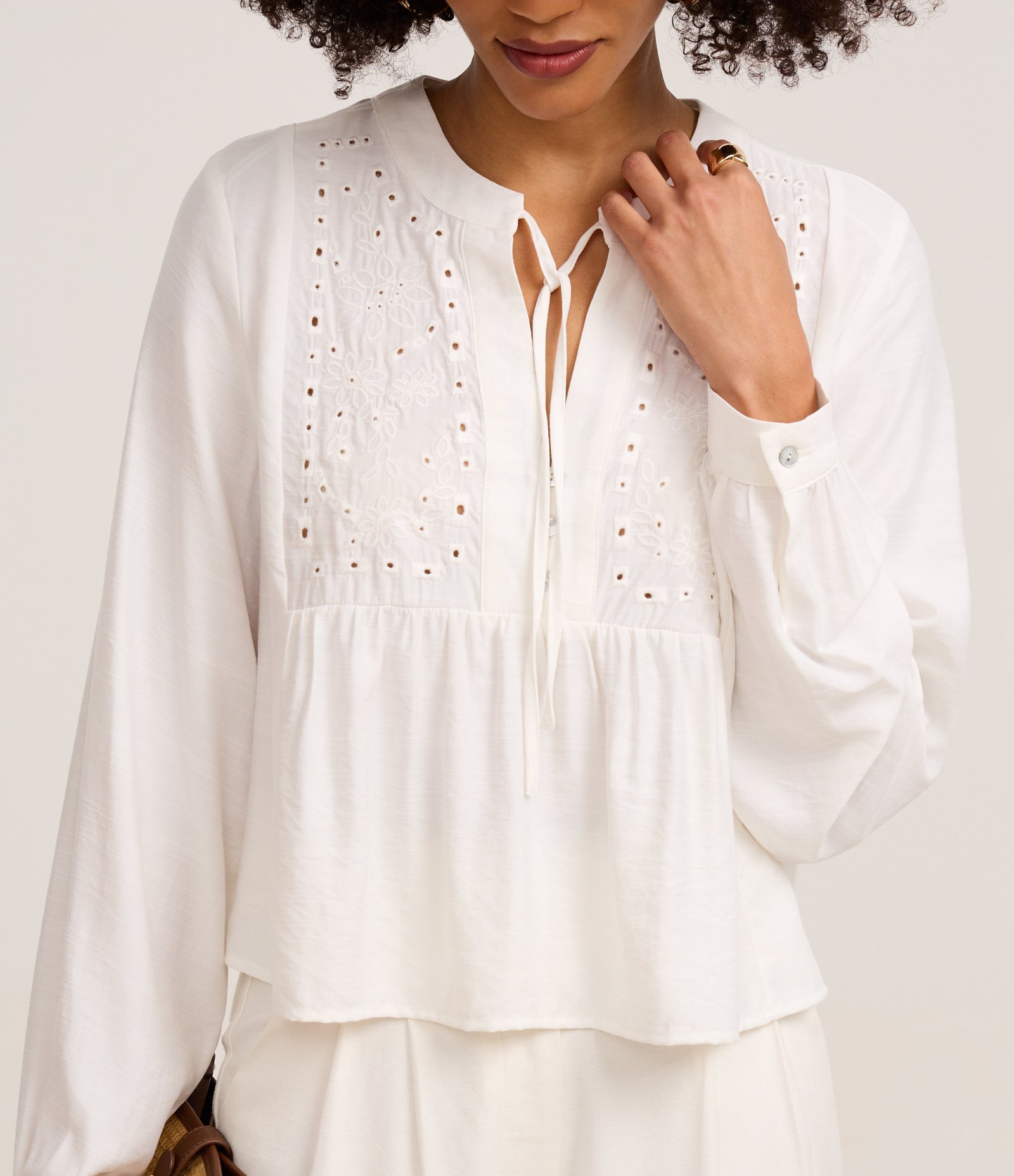 Blusa Bata em Laise com Gola Padre e Bordado Floral Branco 4