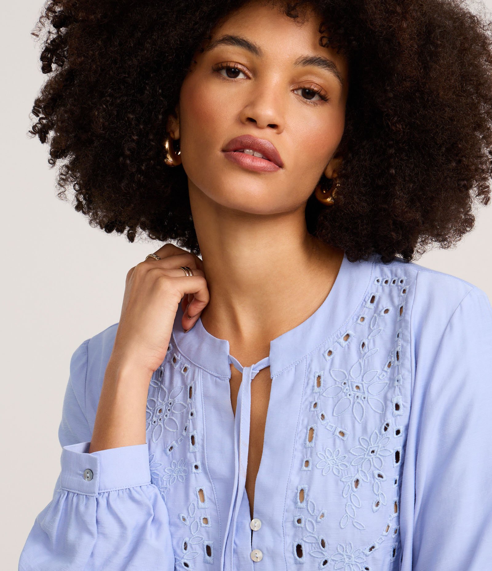 Blusa Bata em Laise com Gola Padre e Bordado Floral Azul 1