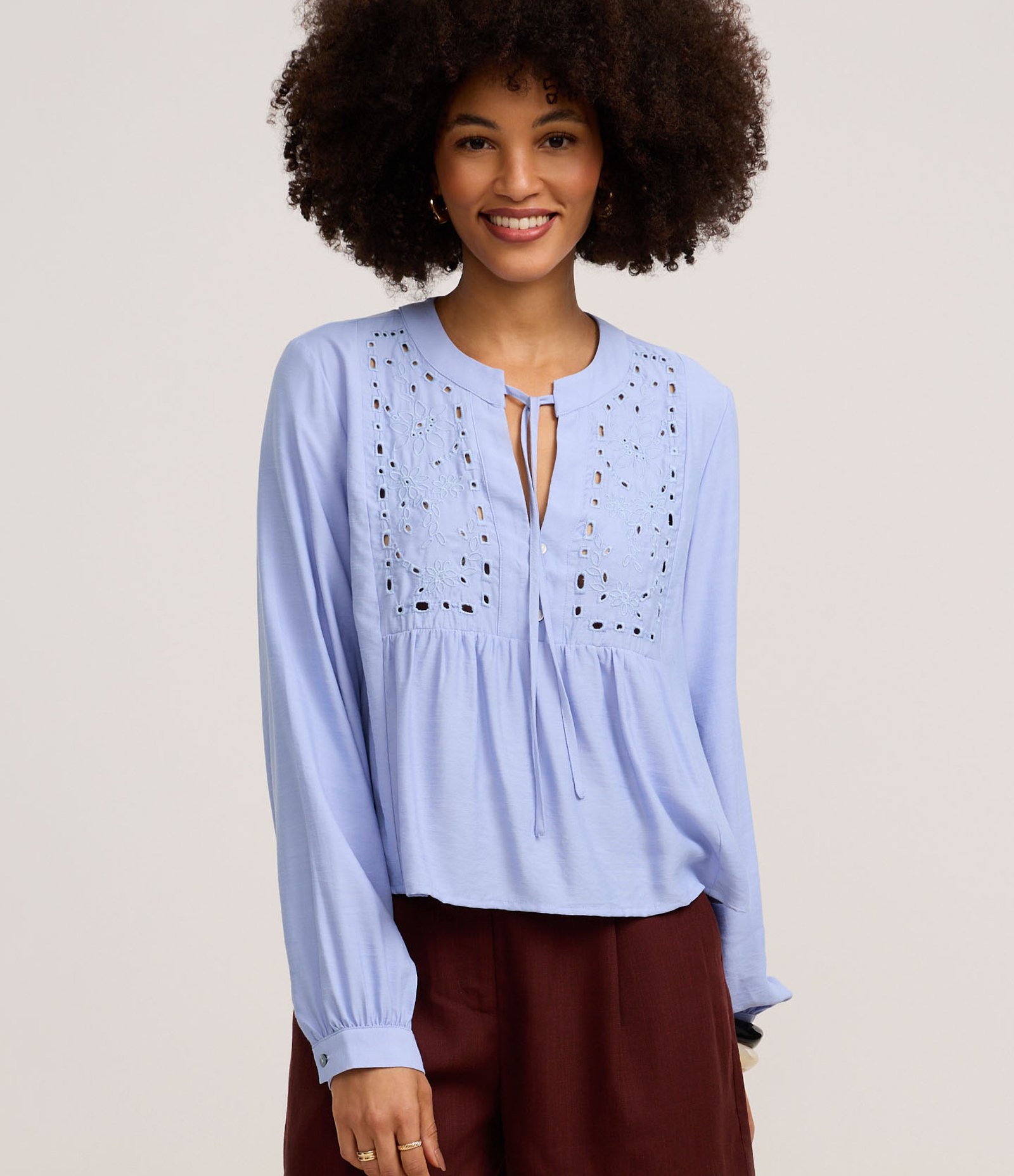 Blusa Bata em Laise com Gola Padre e Bordado Floral Azul 2