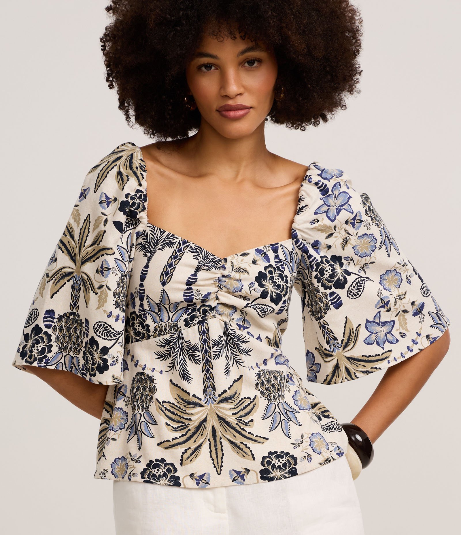 Blusa em Viscolinho com Decote Coração e Estampa Floral Multicores 1
