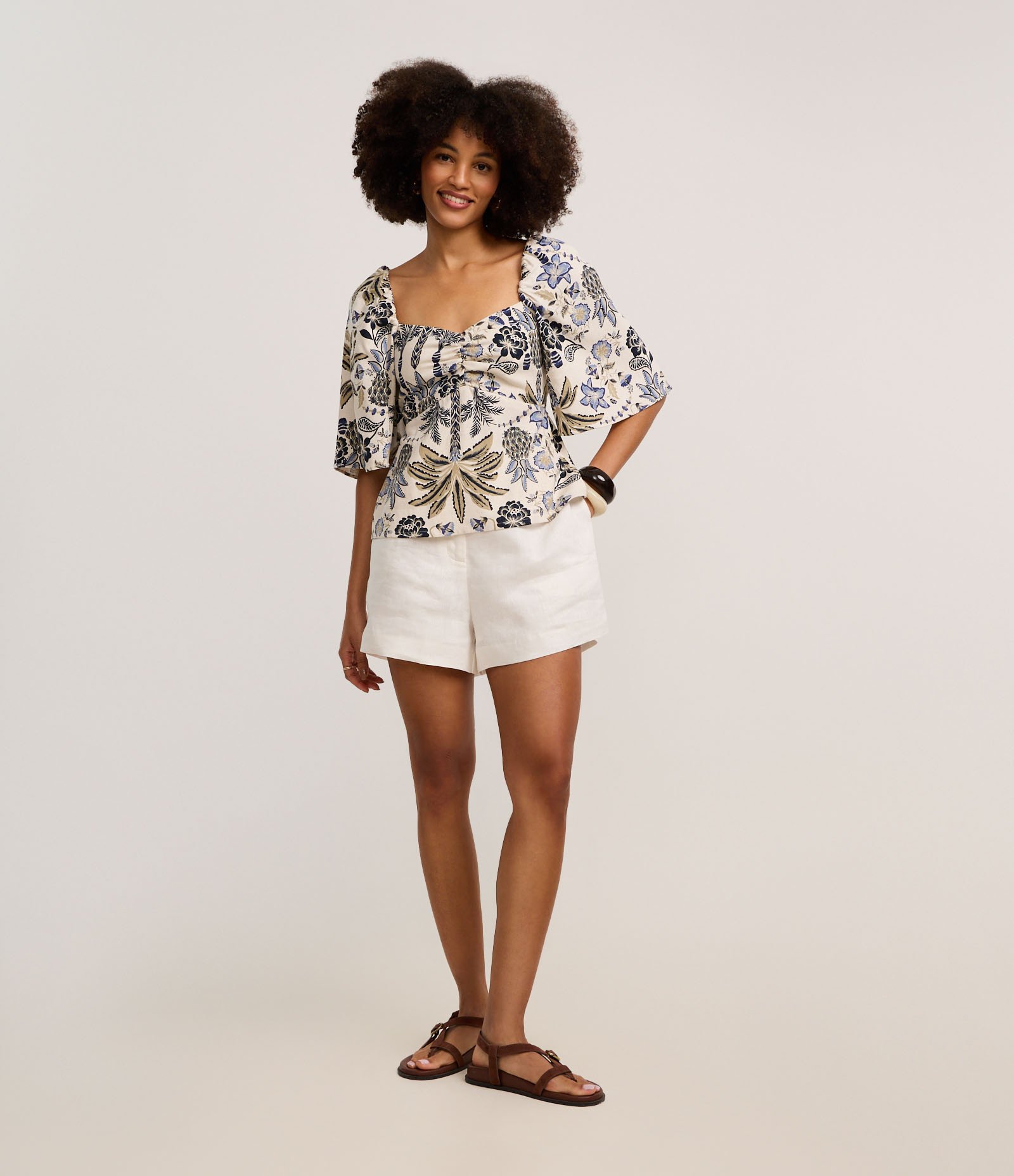 Blusa em Viscolinho com Decote Coração e Estampa Floral Multicores 2