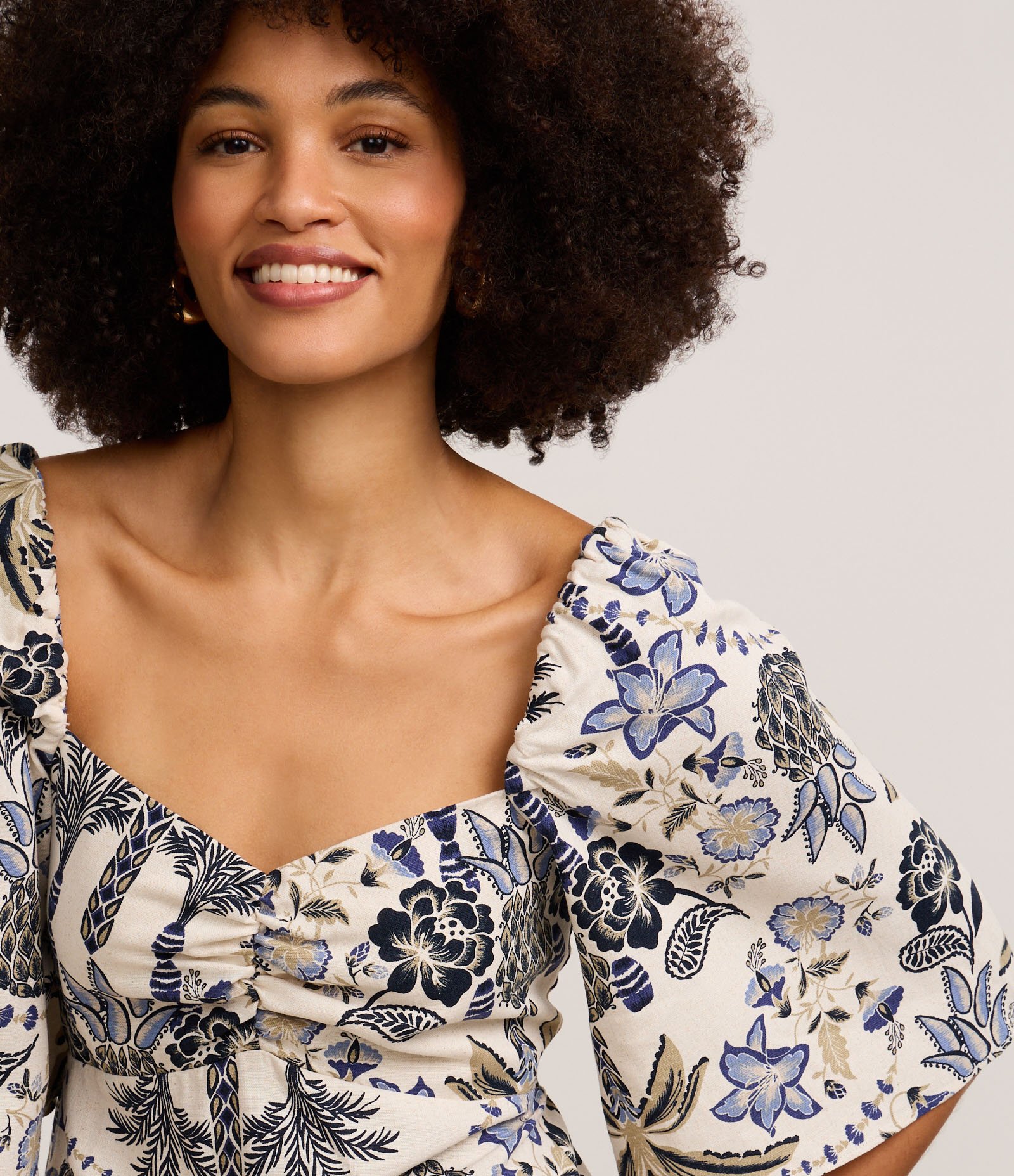 Blusa em Viscolinho com Decote Coração e Estampa Floral Multicores 3