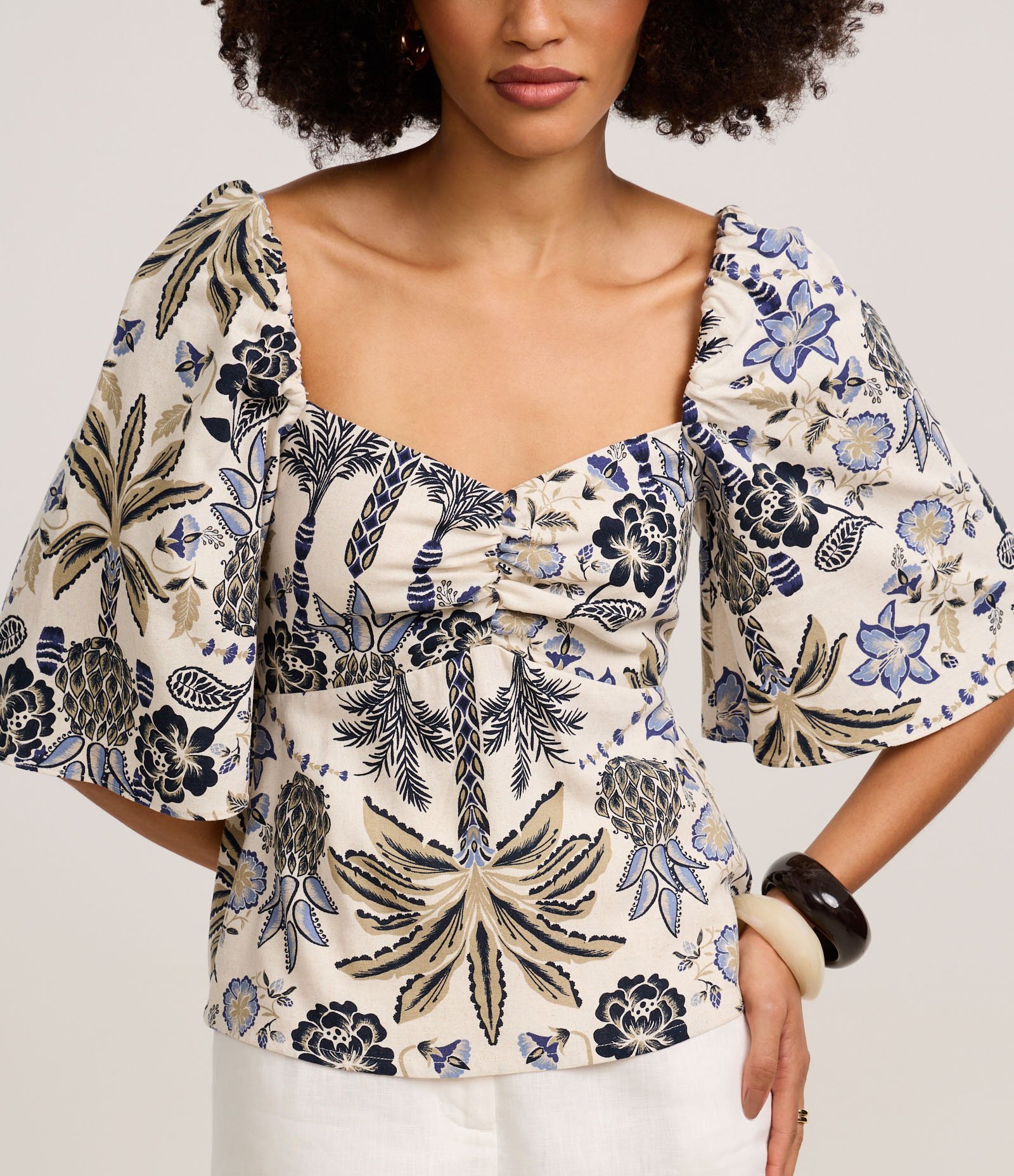 Blusa em Viscolinho com Decote Coração e Estampa Floral Multicores 4