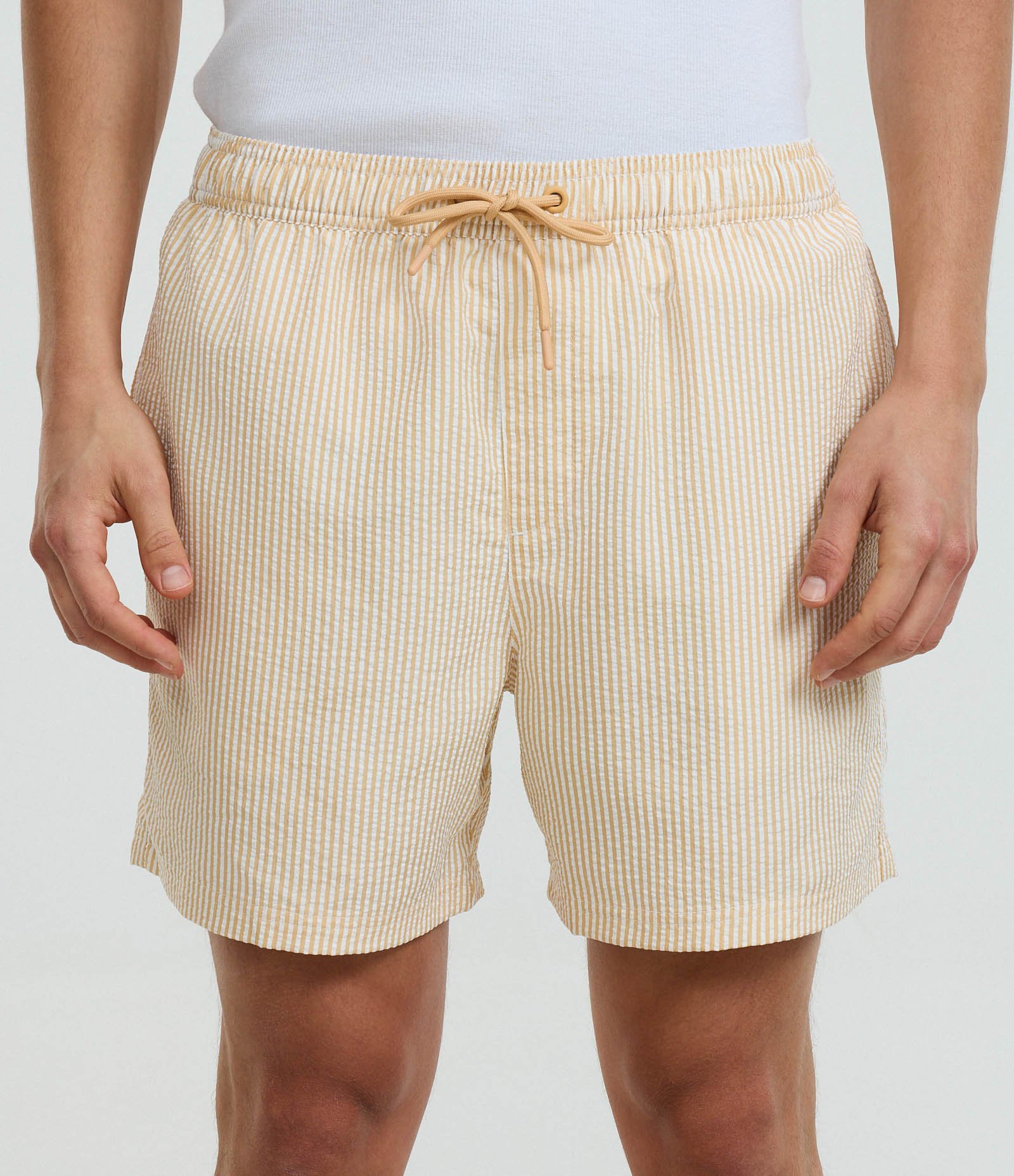 Bermuda de Praia Listrada em Microfibra com Textura Anarruga Amarelo 2
