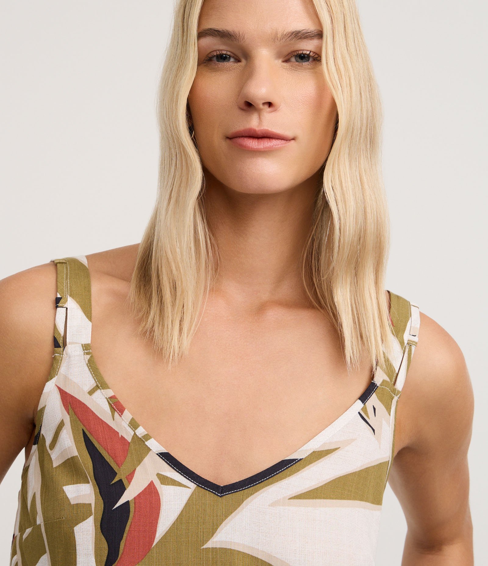 Blusa em Viscose com Decote U e Estampa Folhagem Multicores 3