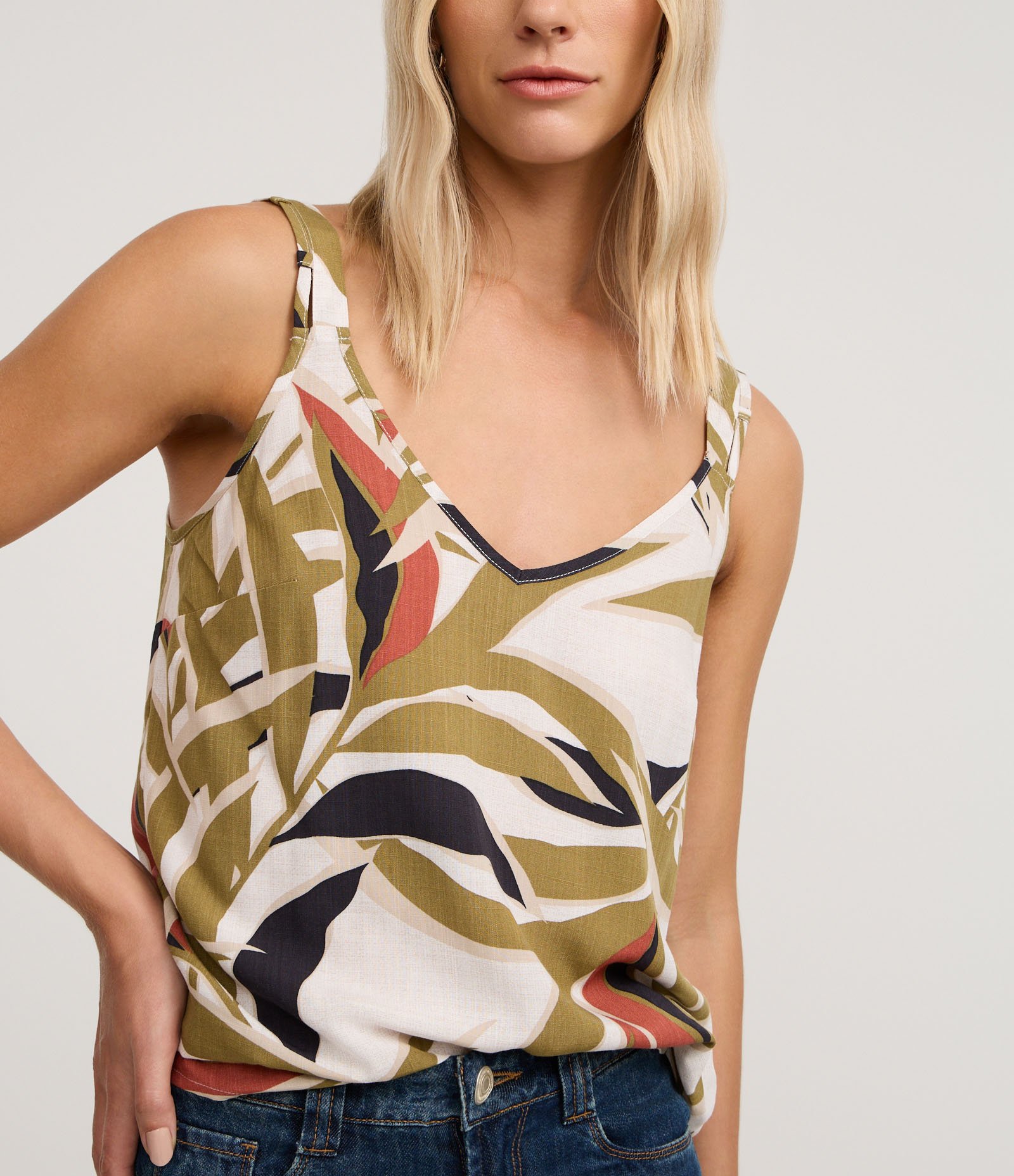 Blusa em Viscose com Decote U e Estampa Folhagem Multicores 4