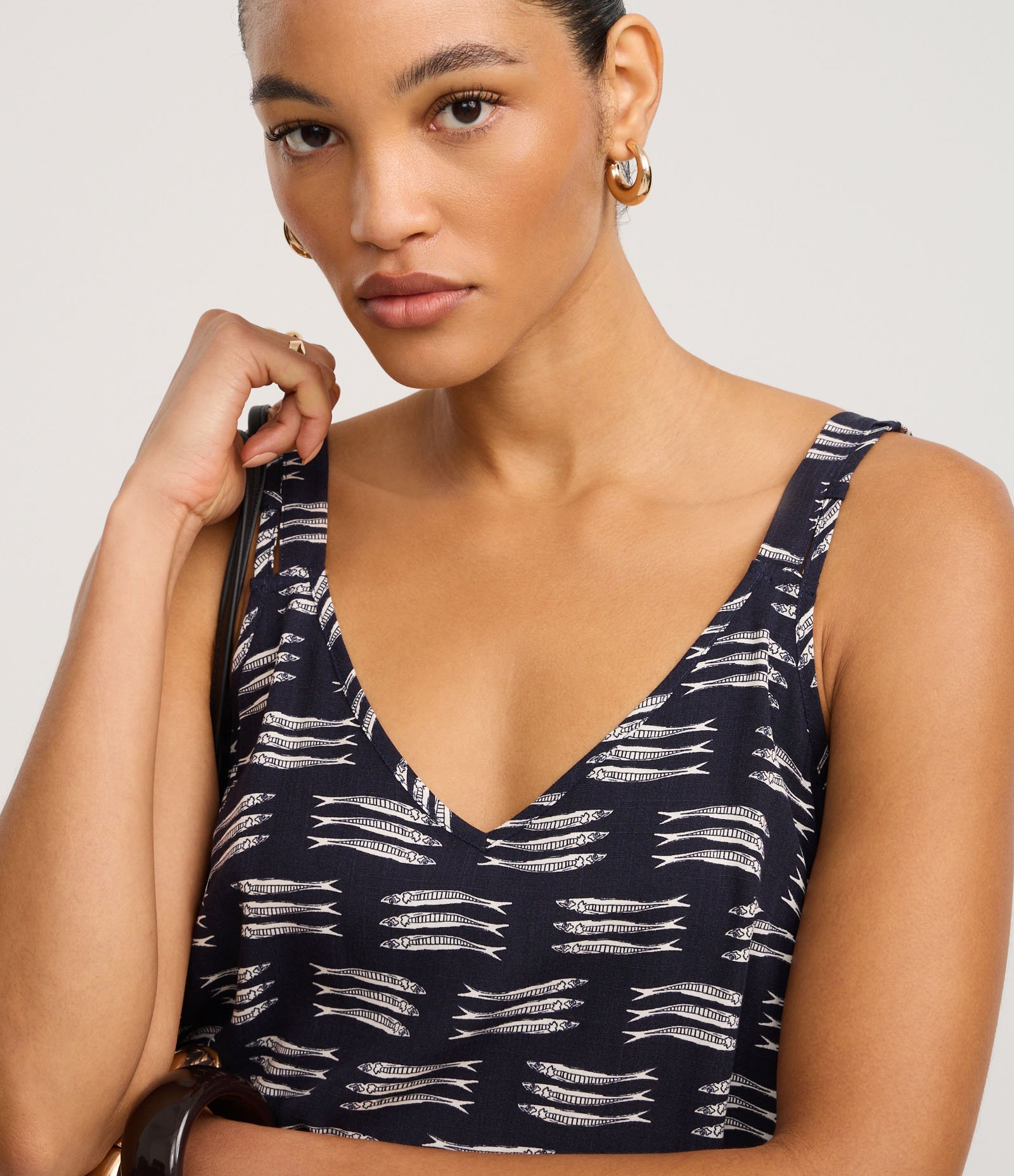 Blusa em Viscose com Decote V e Estampa de Peixes Azul Marinho 3