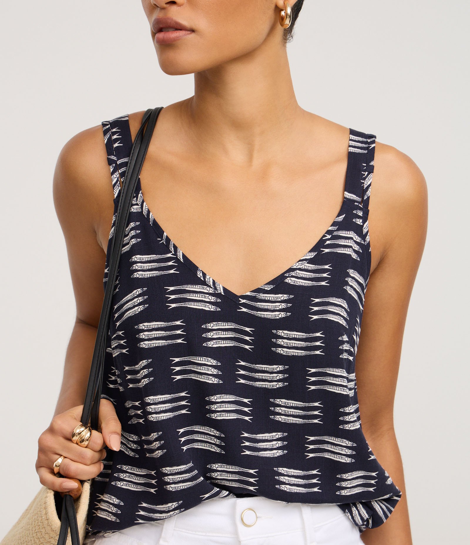 Blusa em Viscose com Decote V e Estampa de Peixes Azul Marinho 4