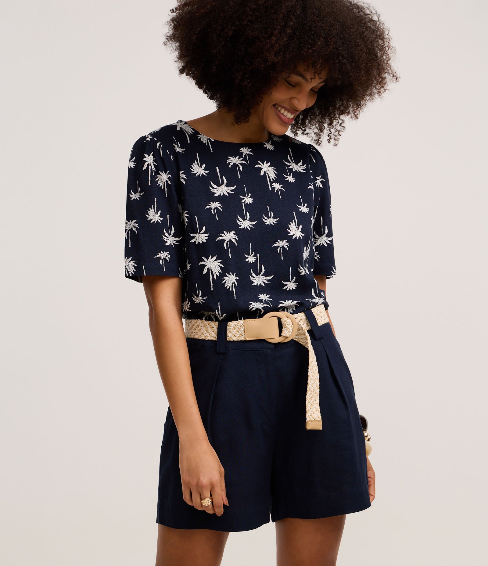 Short Reto Cintura Alta em Viscolinho com Cinto de Ráfia Azul Marinho 1