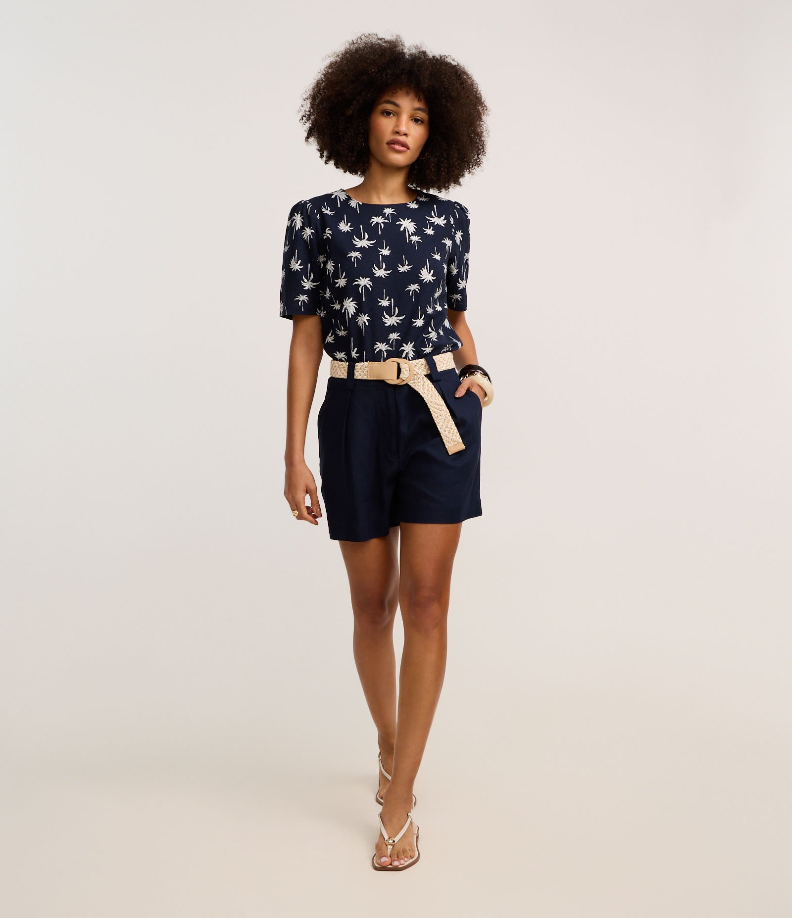 Short Reto Cintura Alta em Viscolinho com Cinto de Ráfia Azul Marinho 2