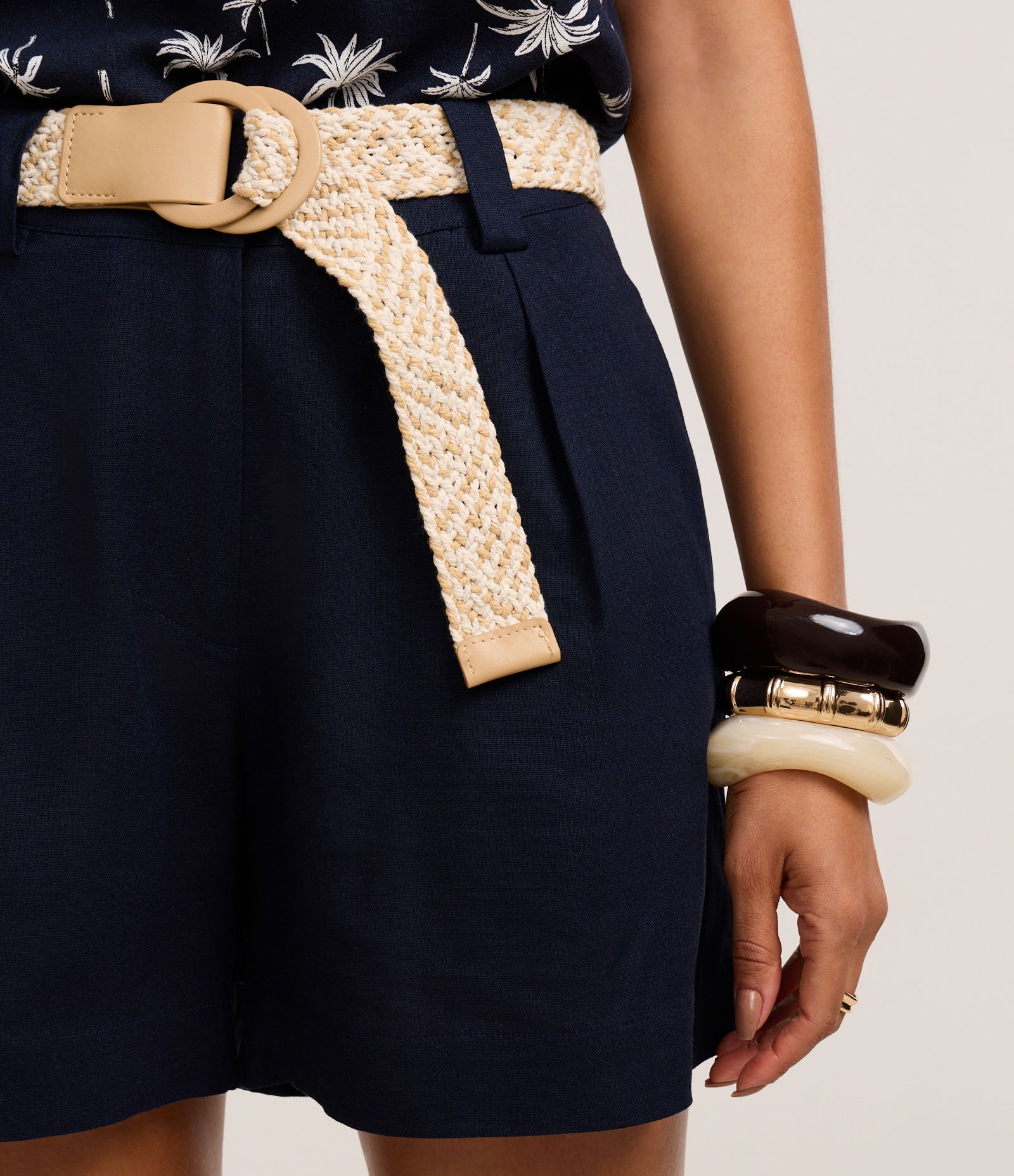 Short Reto Cintura Alta em Viscolinho com Cinto de Ráfia Azul Marinho 4