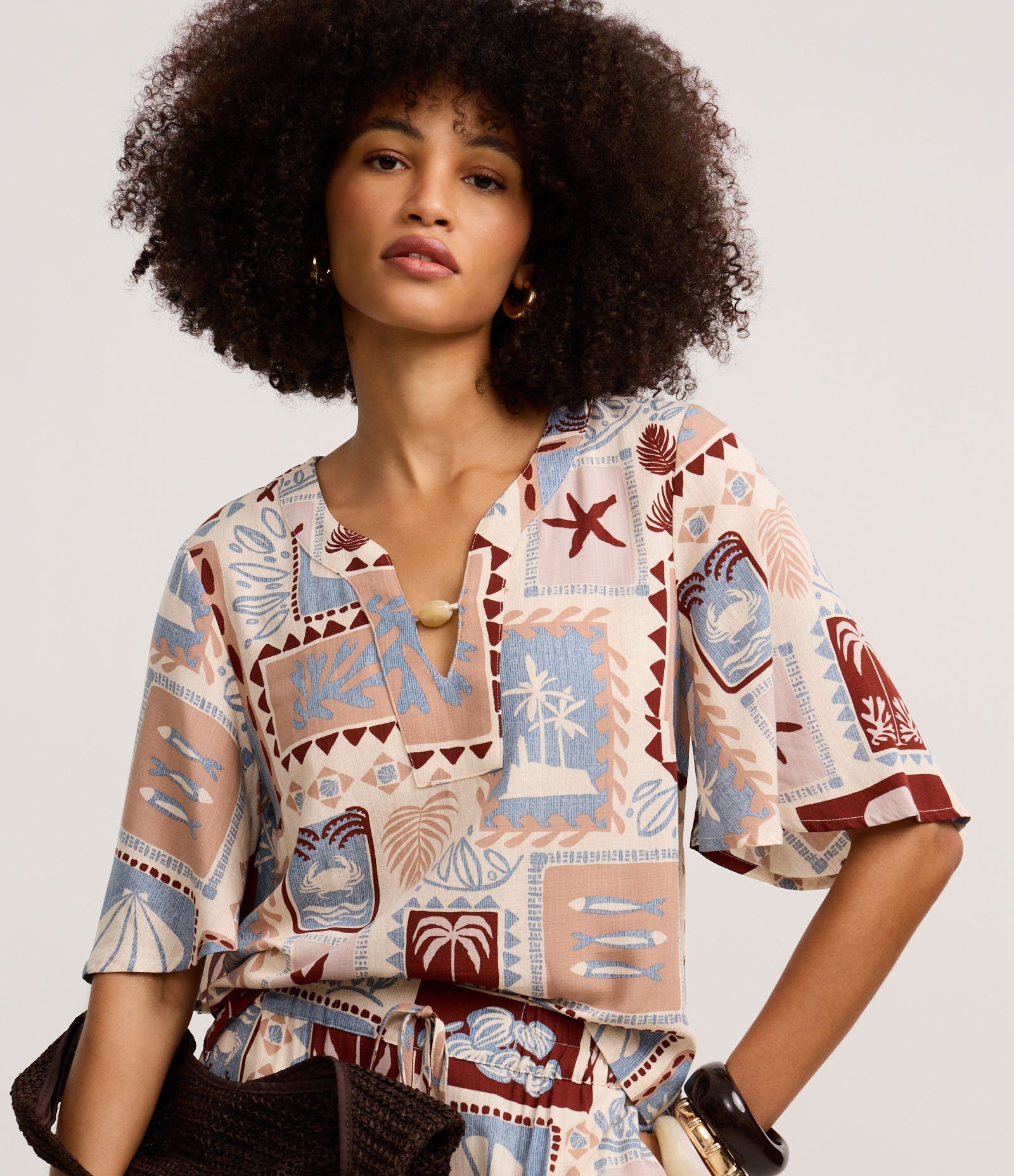 Blusa em Viscose com Miçanga no Decote e Estampa Tropical Multicores 1