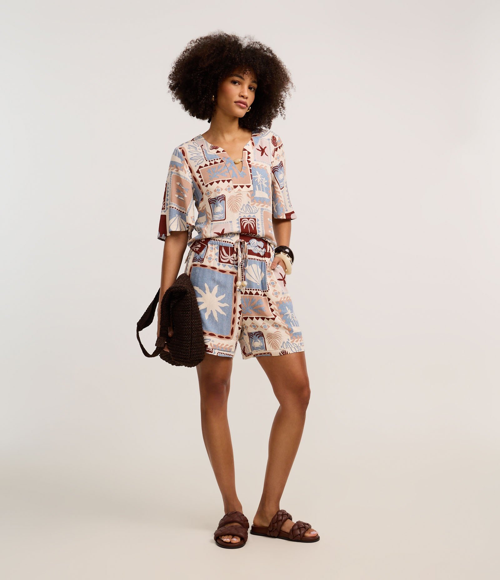 Blusa em Viscose com Miçanga no Decote e Estampa Tropical Multicores 2