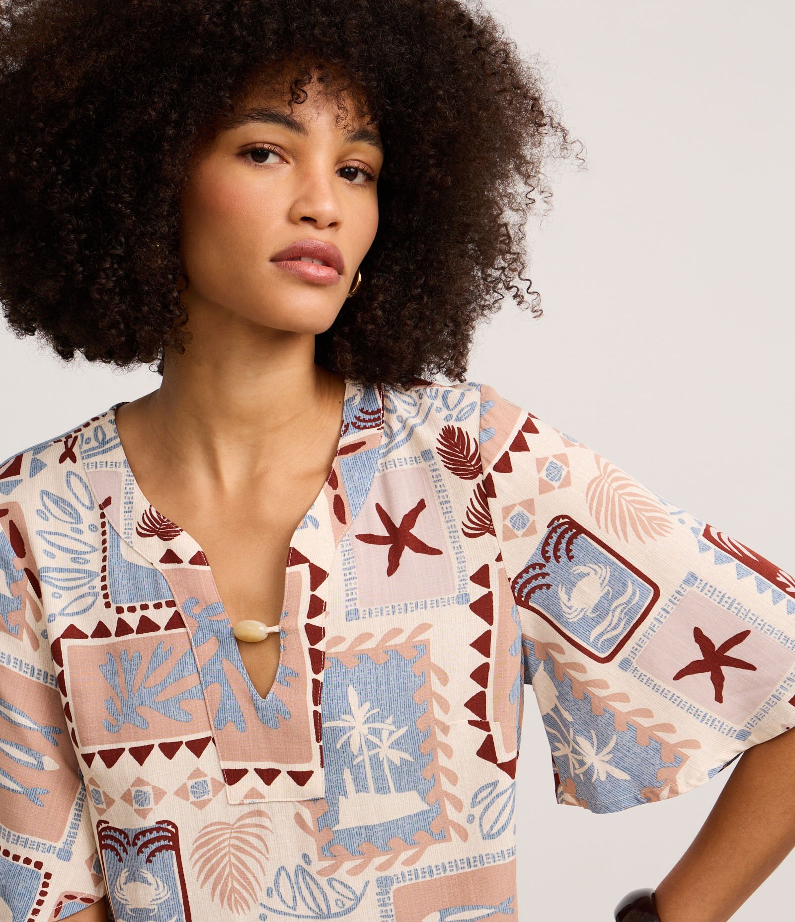 Blusa em Viscose com Miçanga no Decote e Estampa Tropical Multicores 3