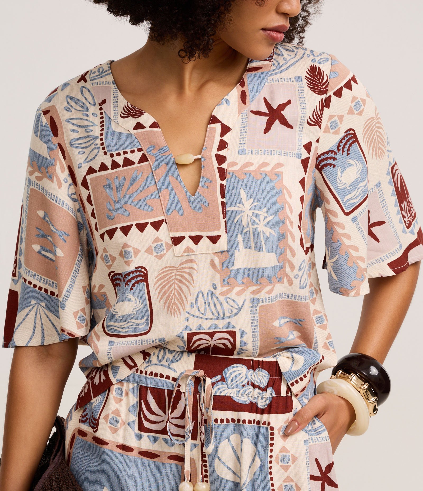 Blusa em Viscose com Miçanga no Decote e Estampa Tropical Multicores 4