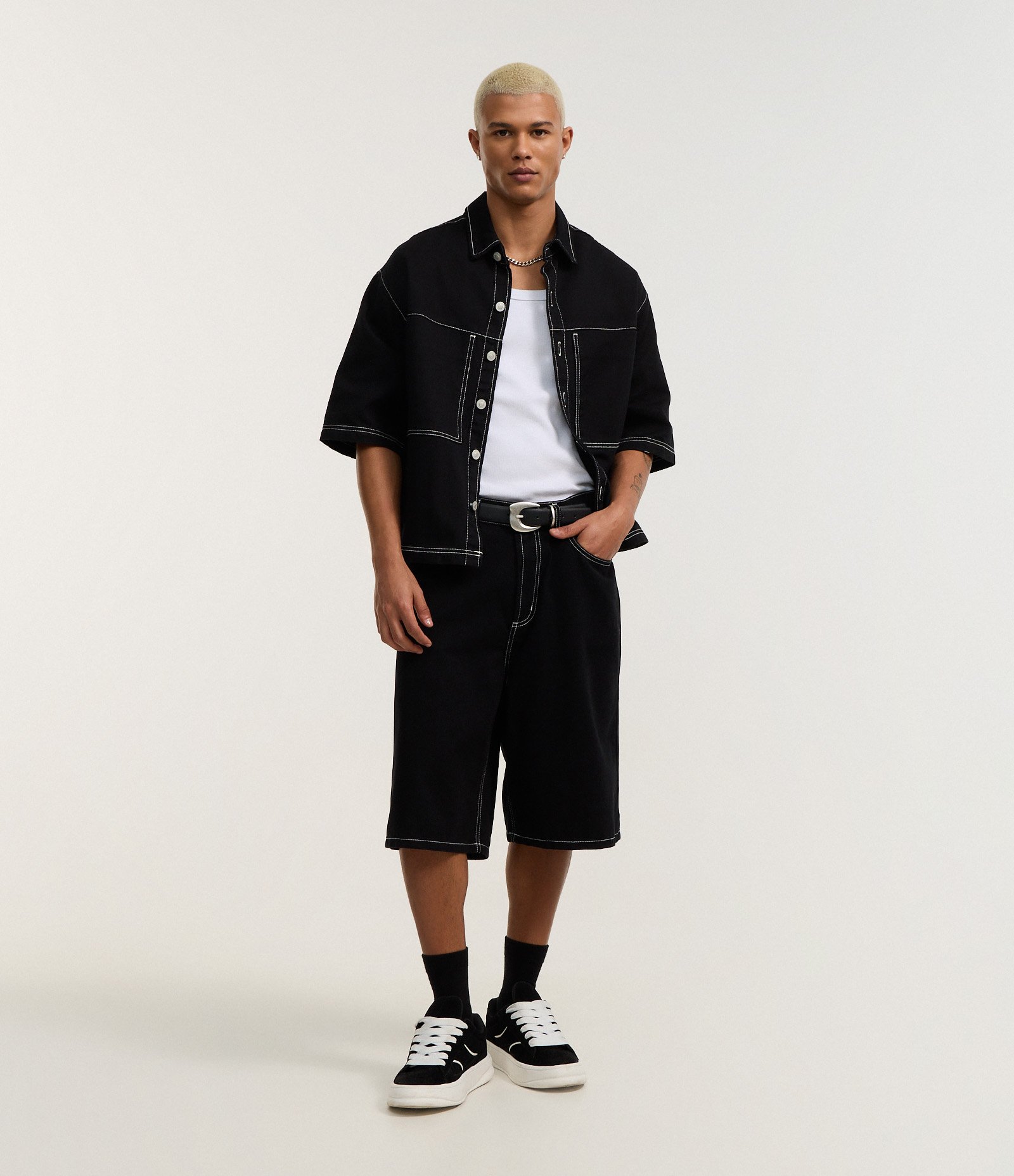 Camisa Boxy em Sarja com Bolsos Grandes e Costura Contrastante Preto 2