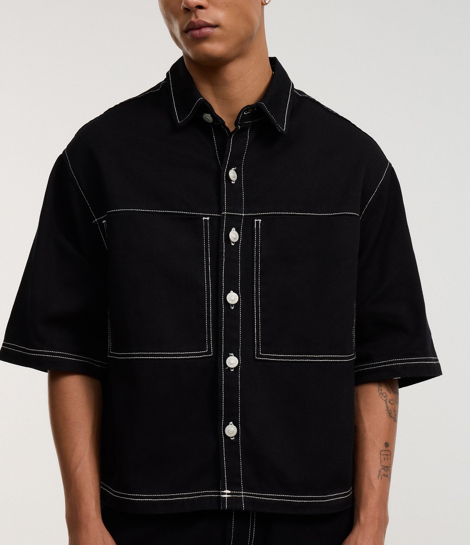 Camisa Boxy em Sarja com Bolsos Grandes e Costura Contrastante Preto 3
