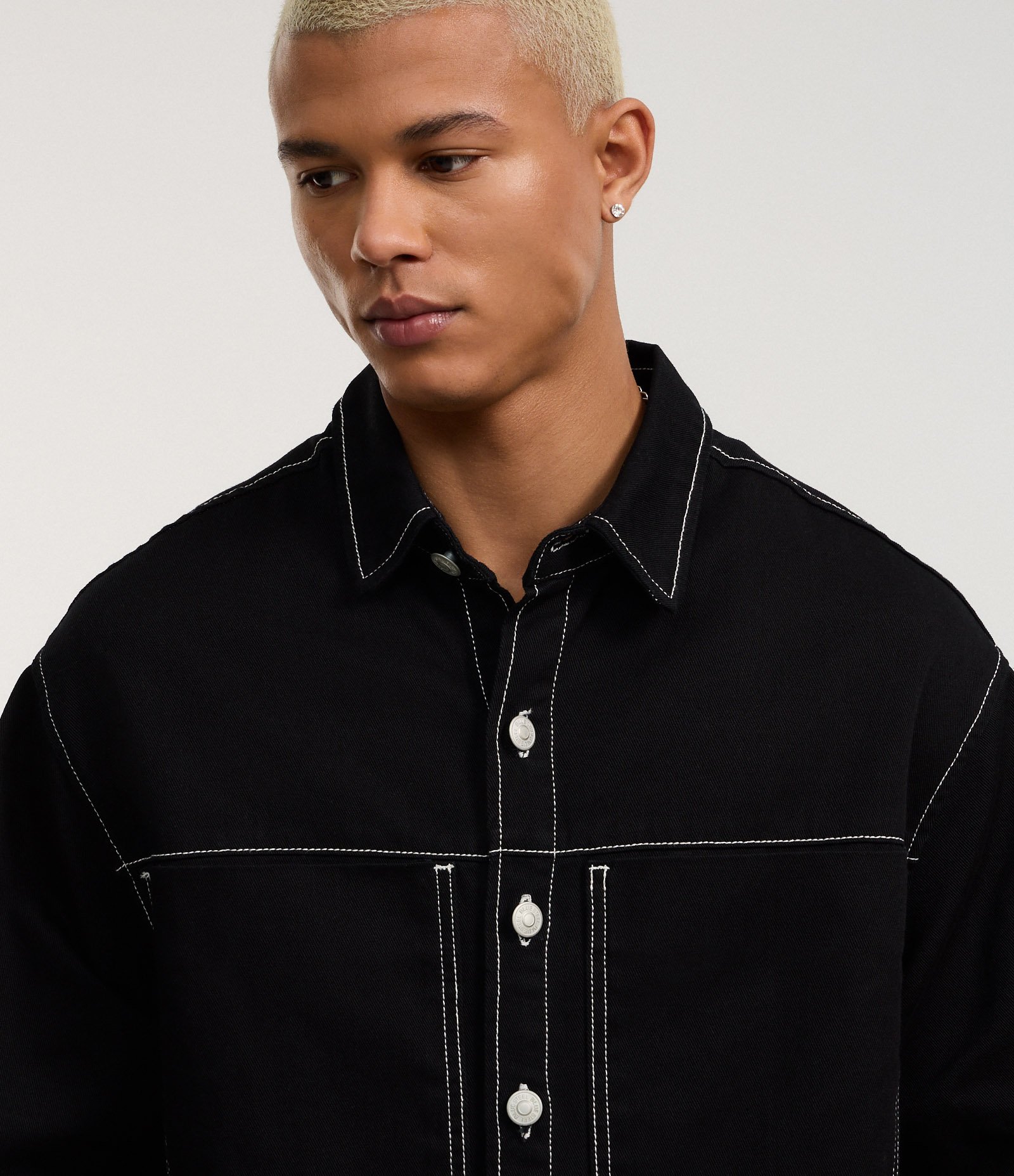 Camisa Boxy em Sarja com Bolsos Grandes e Costura Contrastante Preto 4