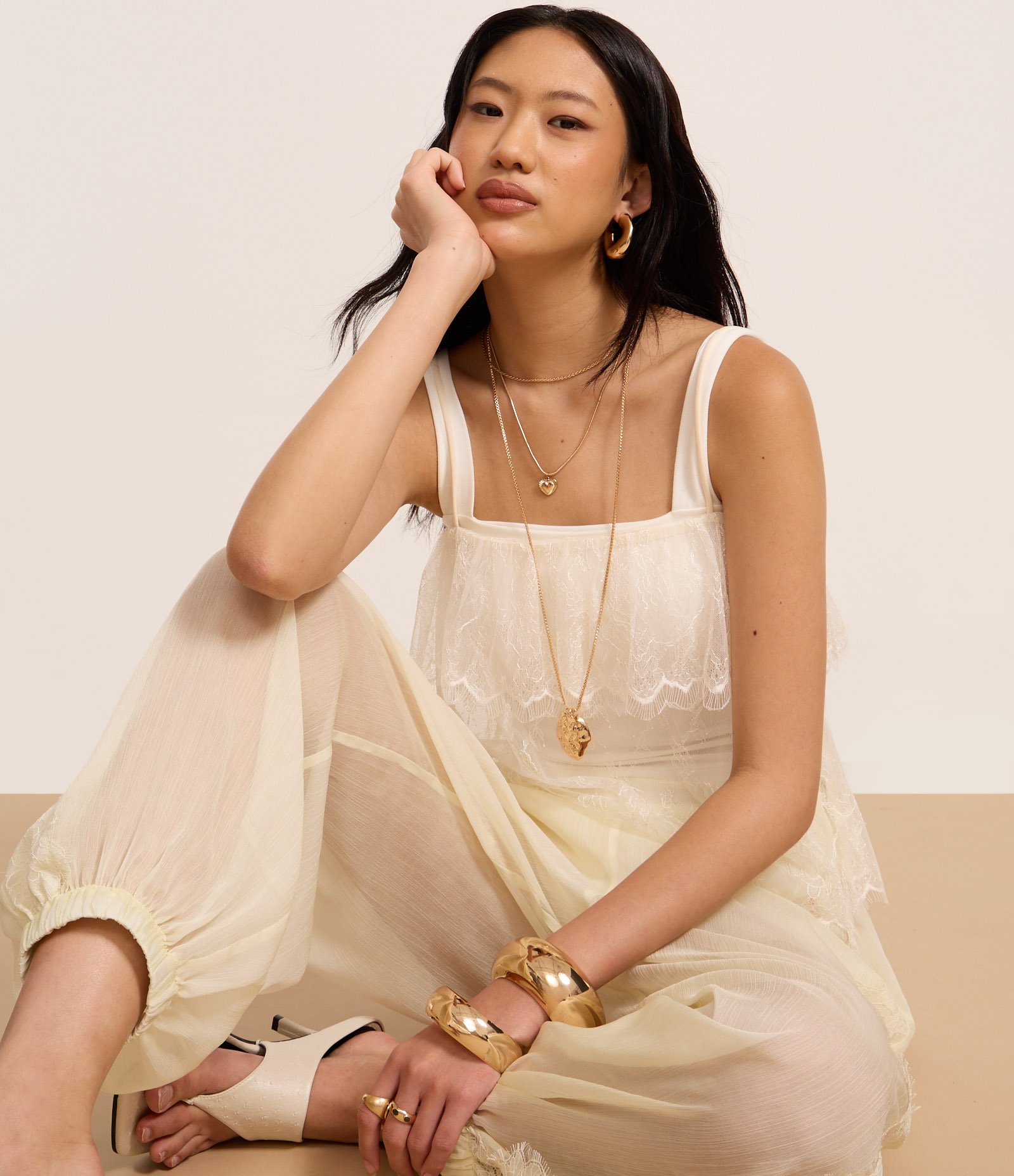 Blusa Curta em Renda com Sobreposição e Alças Finas Bege 4