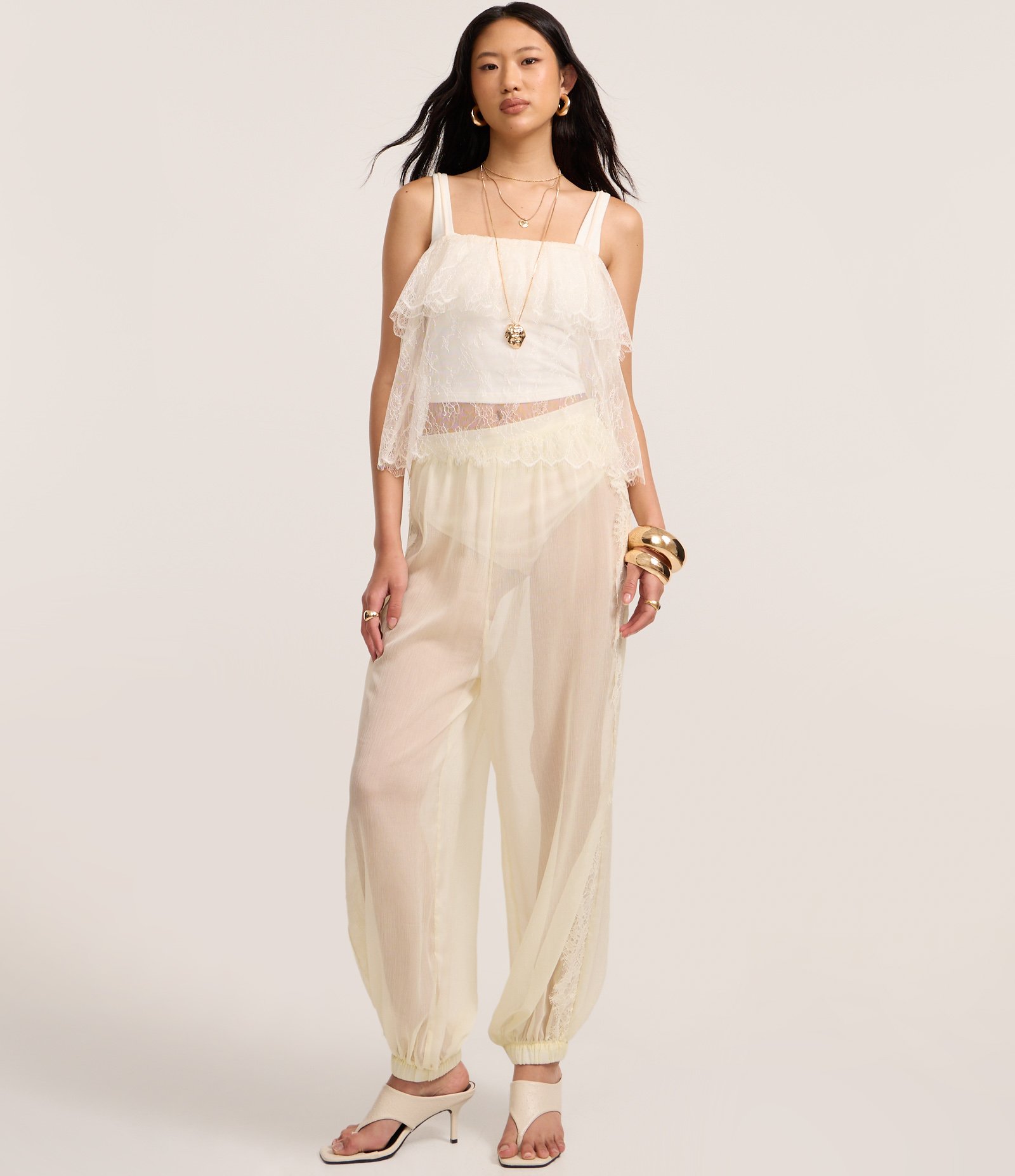 Blusa Curta em Renda com Sobreposição e Alças Finas Bege 2