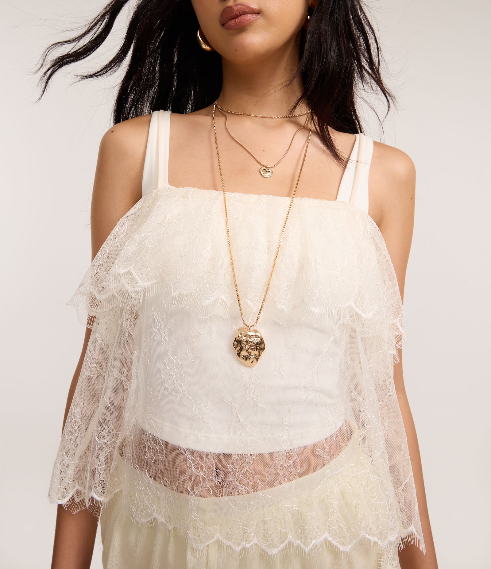 Blusa Curta em Renda com Sobreposição e Alças Finas Bege 3