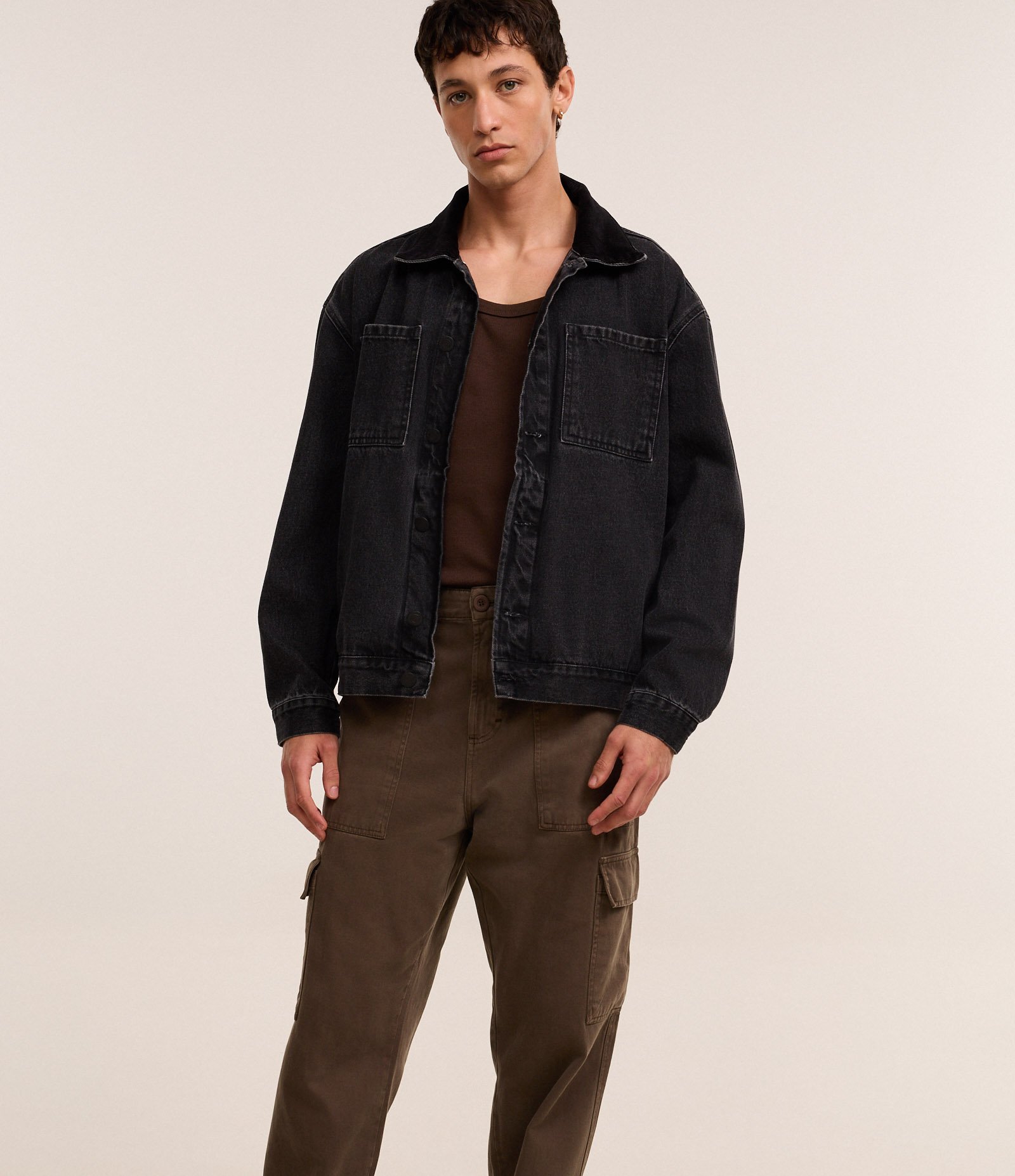 Calça Baggy em Sarja com Bolso Cargo Marrom 4