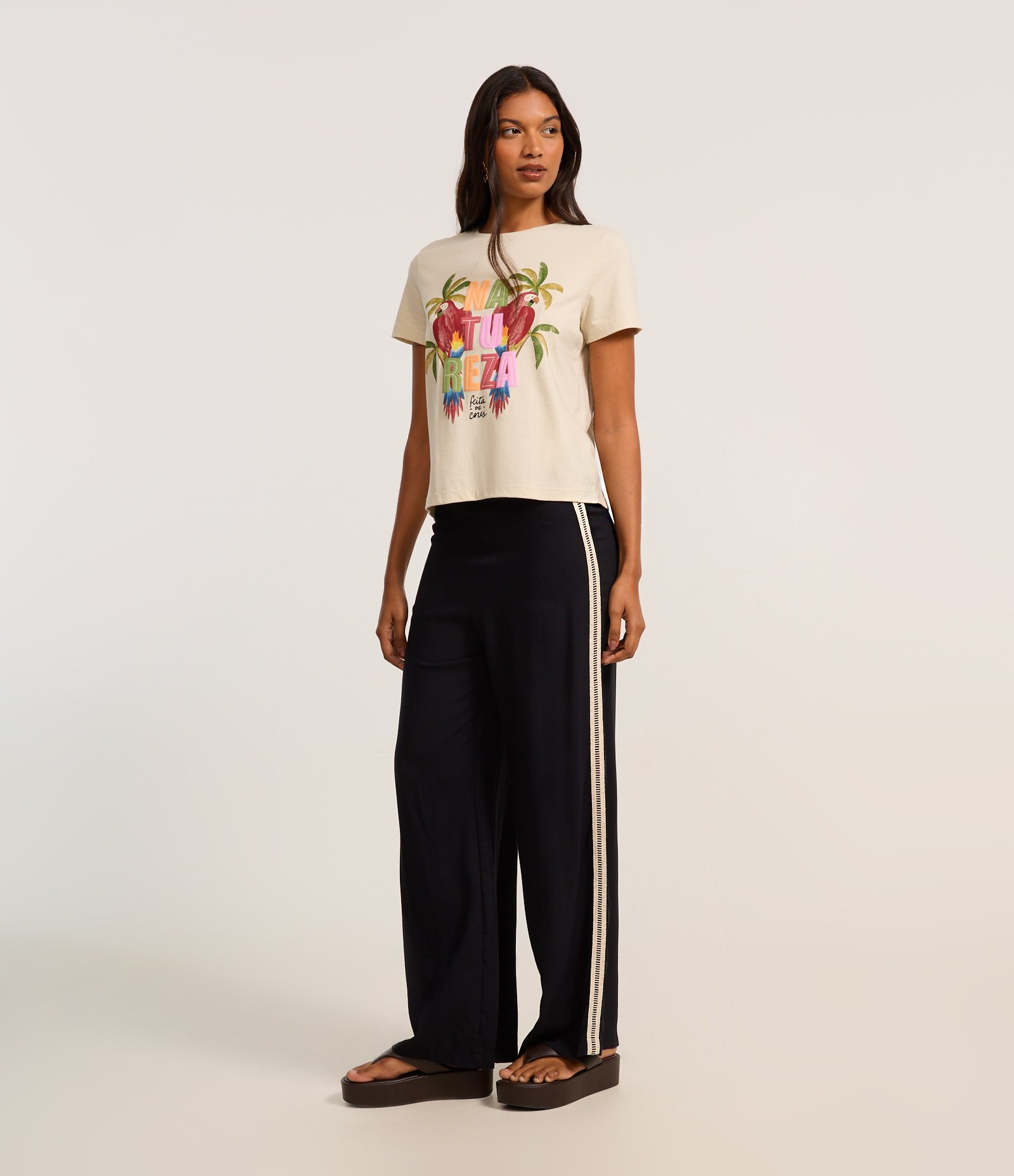 Calça Reta em Viscose com Detalhe Contrastante na Lateral Preto 1