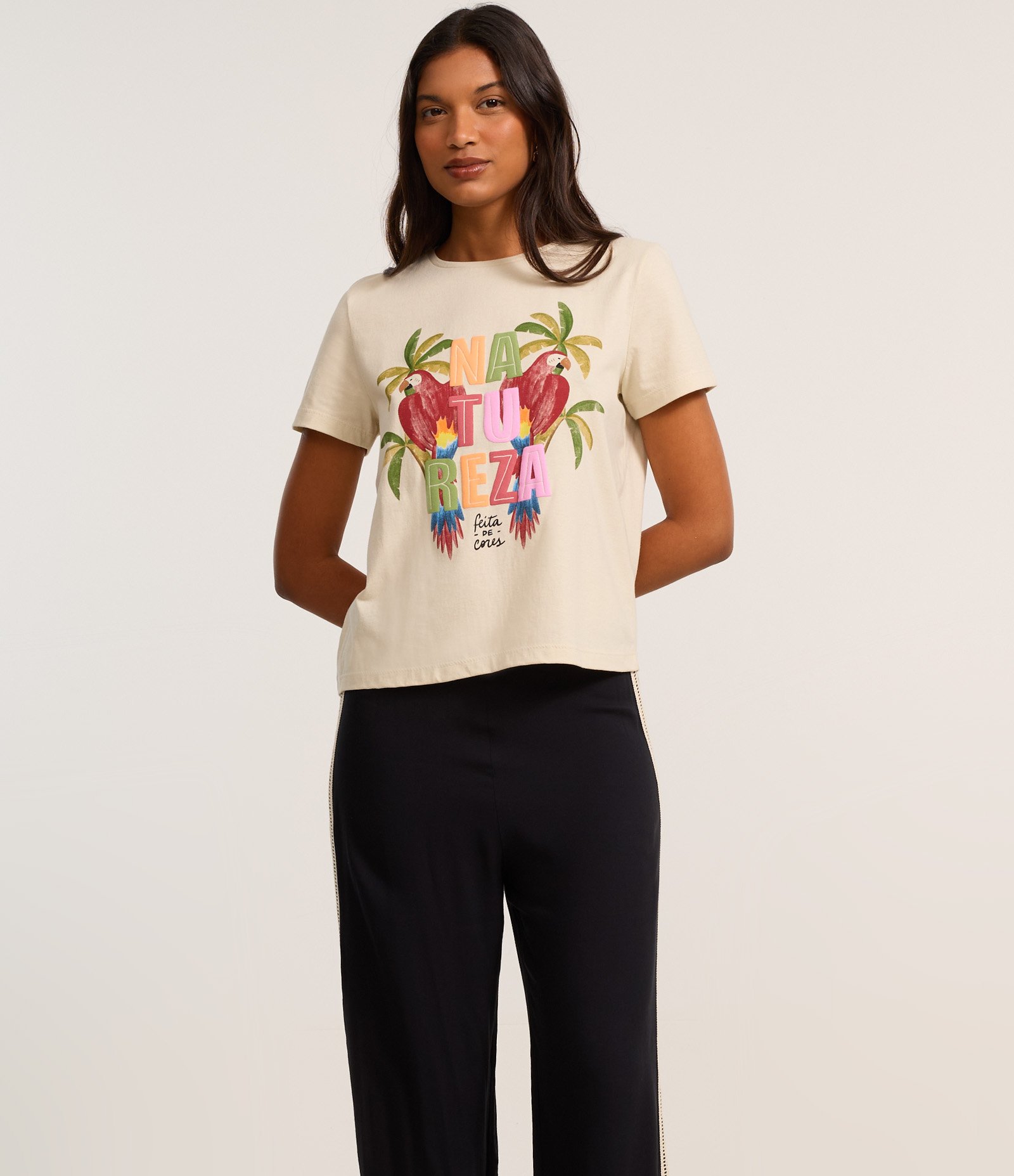 Calça Reta em Viscose com Detalhe Contrastante na Lateral Preto 2