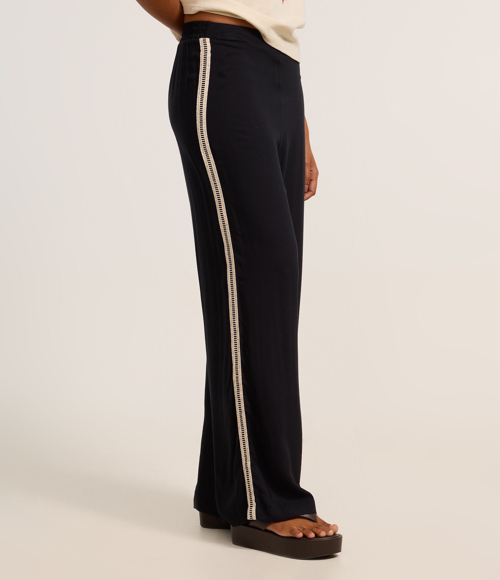 Calça Reta em Viscose com Detalhe Contrastante na Lateral Preto 3