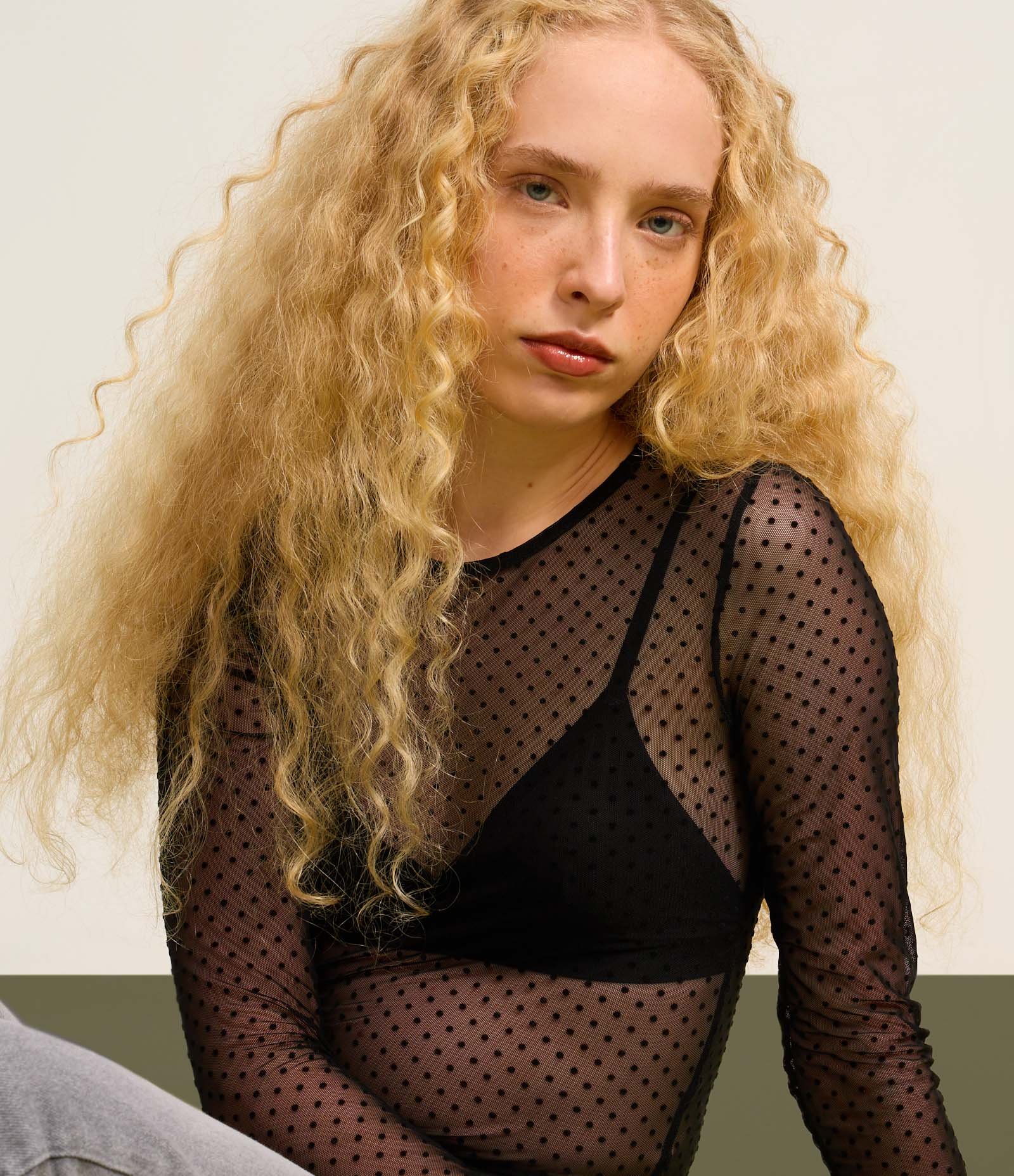 Blusa em Tule Transparente com Poás Preto 4