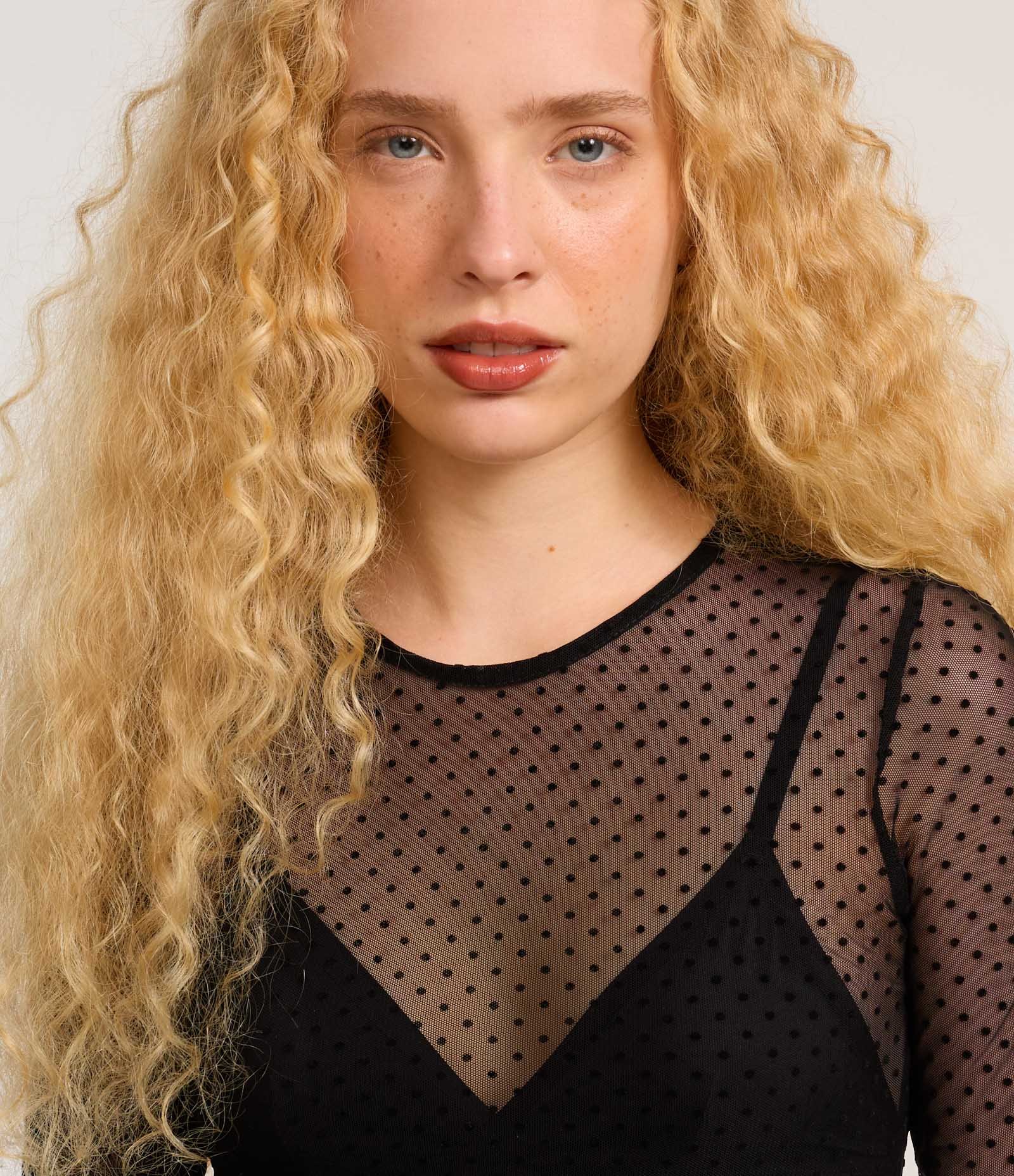 Blusa em Tule Transparente com Poás Preto 3